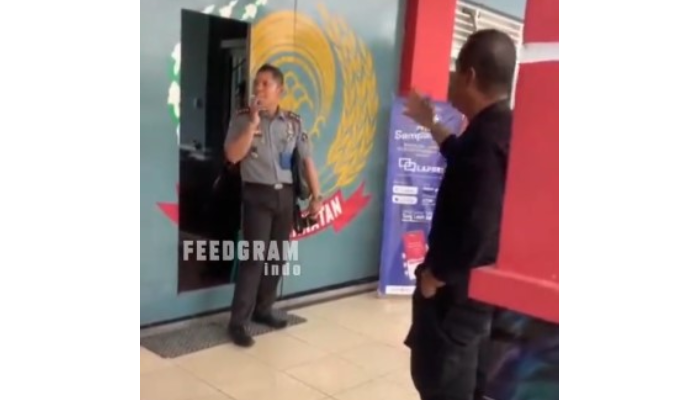 Tangkapan layar sikap Kalapas Waingapu Revanda Bangun yang santai dan cuek saat diprotes anak buahnya.