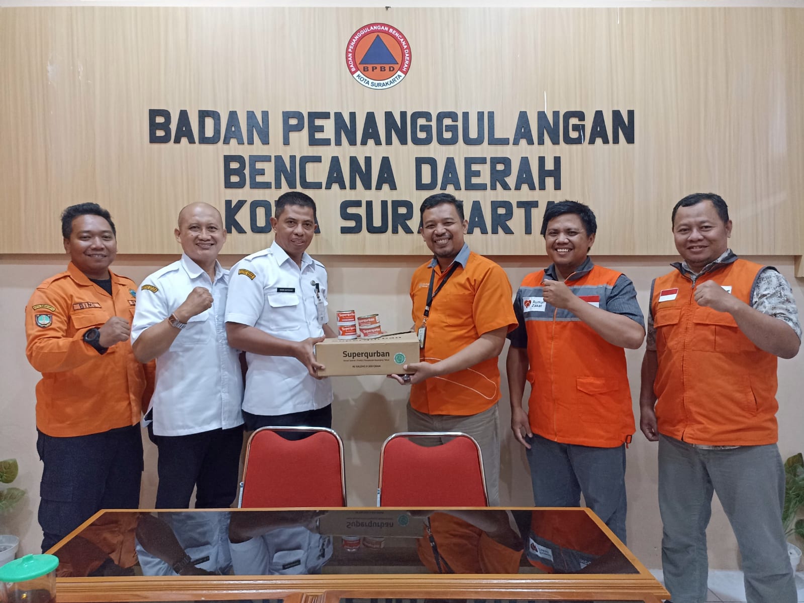 Rumah Zakat Solo salurkan 200 kaleng Superqurban untuk membantu dapur umum korban angin kencang di Kelurahan Mojo, Kecamatan Pasar Kliwon, Surakarta.