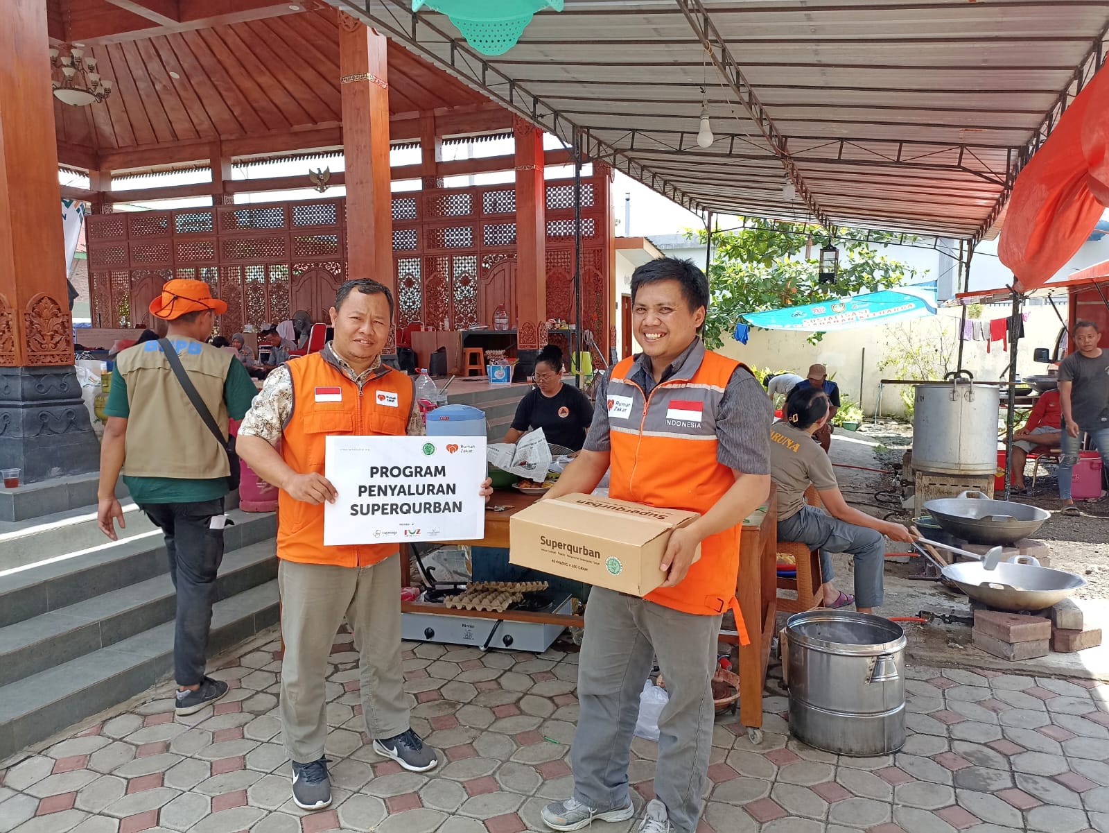 Rumah Zakat Solo salurkan 200 kaleng Superqurban untuk membantu dapur umum korban angin kencang di Kelurahan Mojo, Kecamatan Pasar Kliwon, Surakarta.
