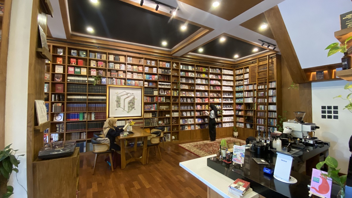 Shira Media juga menciptakan inovasi dengan Shira Coffee, kafe berkonsep perpustakaan vintage.