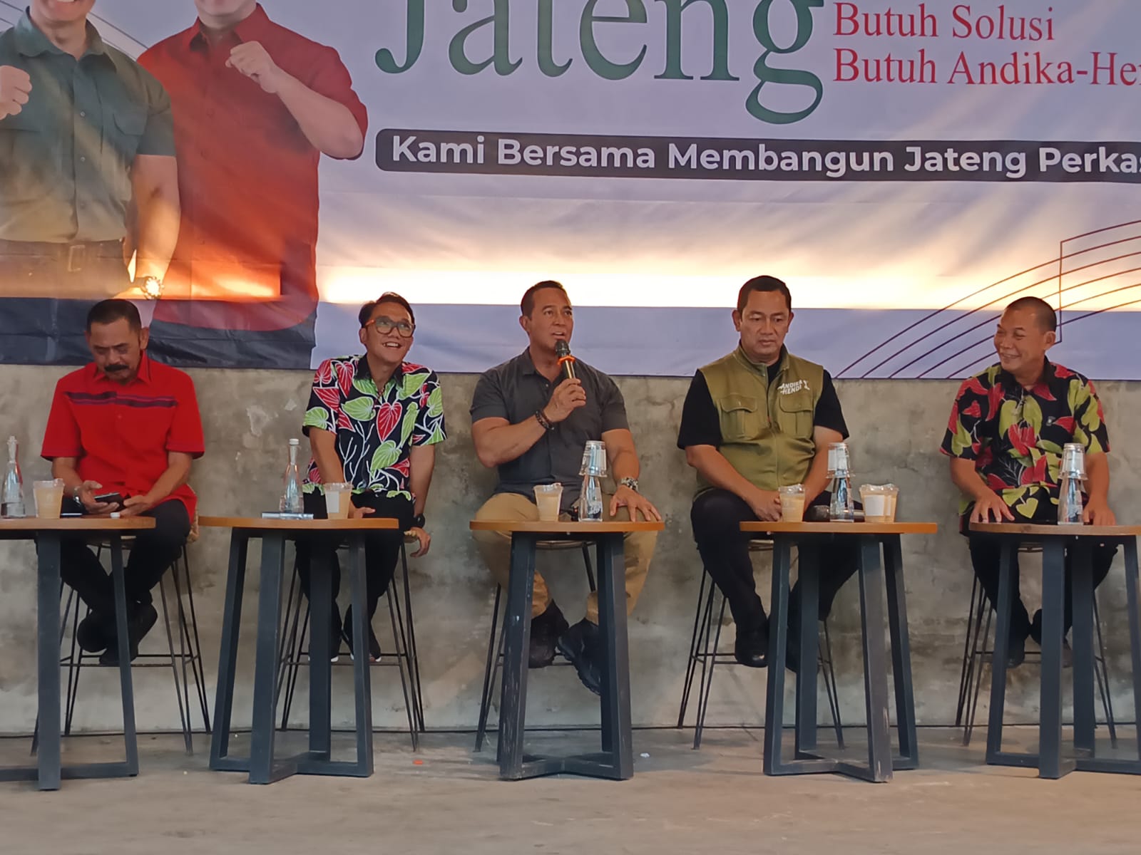 Calon Gubernur Jateng Andika Perkasa beri paparan pada diskusi dengan para generasi muda di Almamater Coffee, Solo, Kamis (21/11/2024).