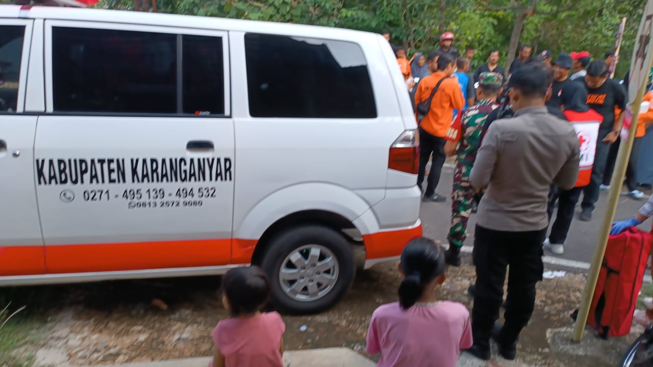 Proses evakuasi jasad bayi di aliran Kali Samin, Karanganyar. (Dokumentasi warga)