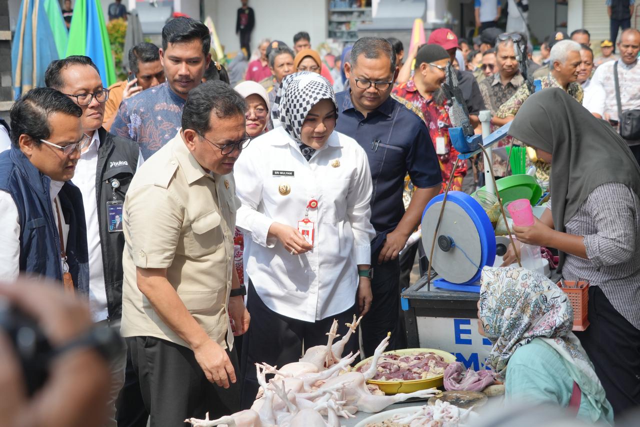 Menteri Perdagangan (Mendag) RI Budi Santoso bersama Bupati Klaten Sri Mulyani memantau harga kebutuhan pokok di Pasar Gedhe Klaten, Jumat (22/11/2024). (Dokumentasi Diskominfo Klaten)