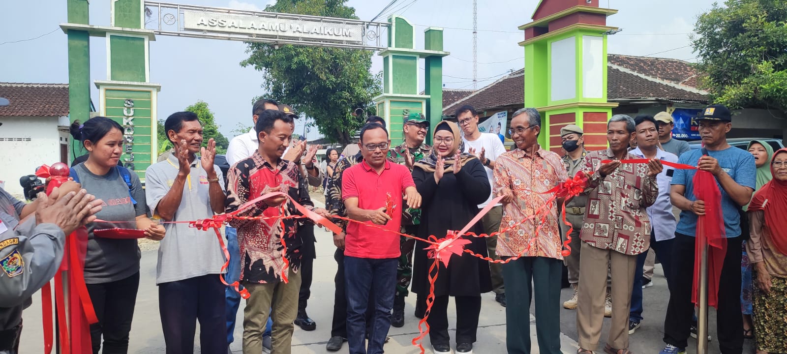 Bupati Sragen Kusdinar Untung Yuni Sukowati (tiga dari kanan) saat meresmikan hasil perbaikan jalan di Karangmalang, Jumat (22/11/2024). (Ahmad Khairudin/Radar Solo)