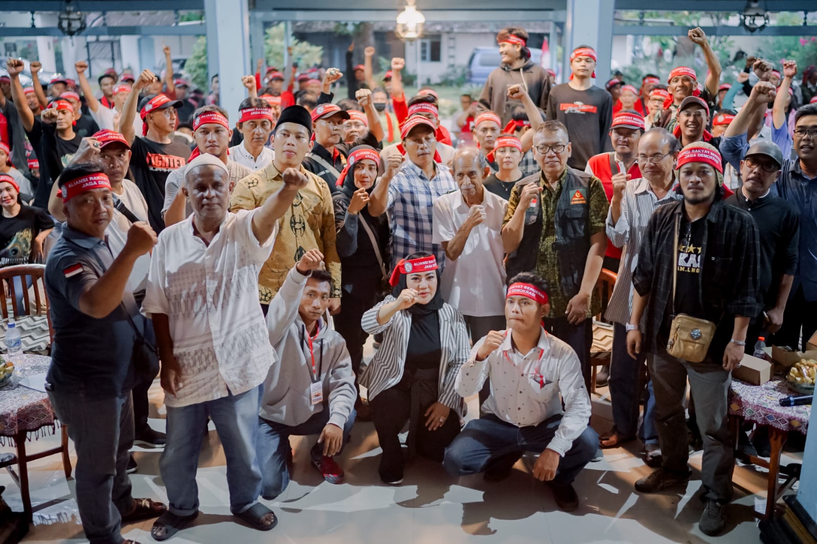 Deklarasi Aliansi Rakyat Bergerak Jaga Demokrasi (Arasi) kawal Pilkada Solo jujur dan adil di Ndalem Mloyokusuman, Kelurahan Baluwarti, Kecamatan Pasar Kliwon, Kota Solo, Jumat, (22/11/2024).