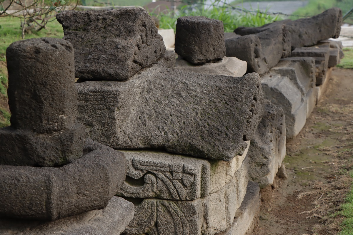 Candi Sari hanya menyisakan fondasi berukuran 4,62 meter x 4,62 meter dan tinggi sekitar 7 meter.