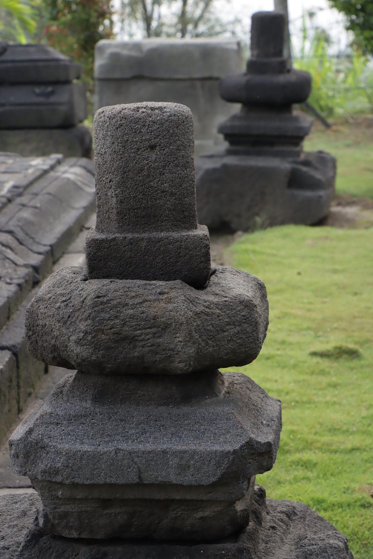 Beragam peninggalan arkeologis ditemukan di sekitar Candi Sari.