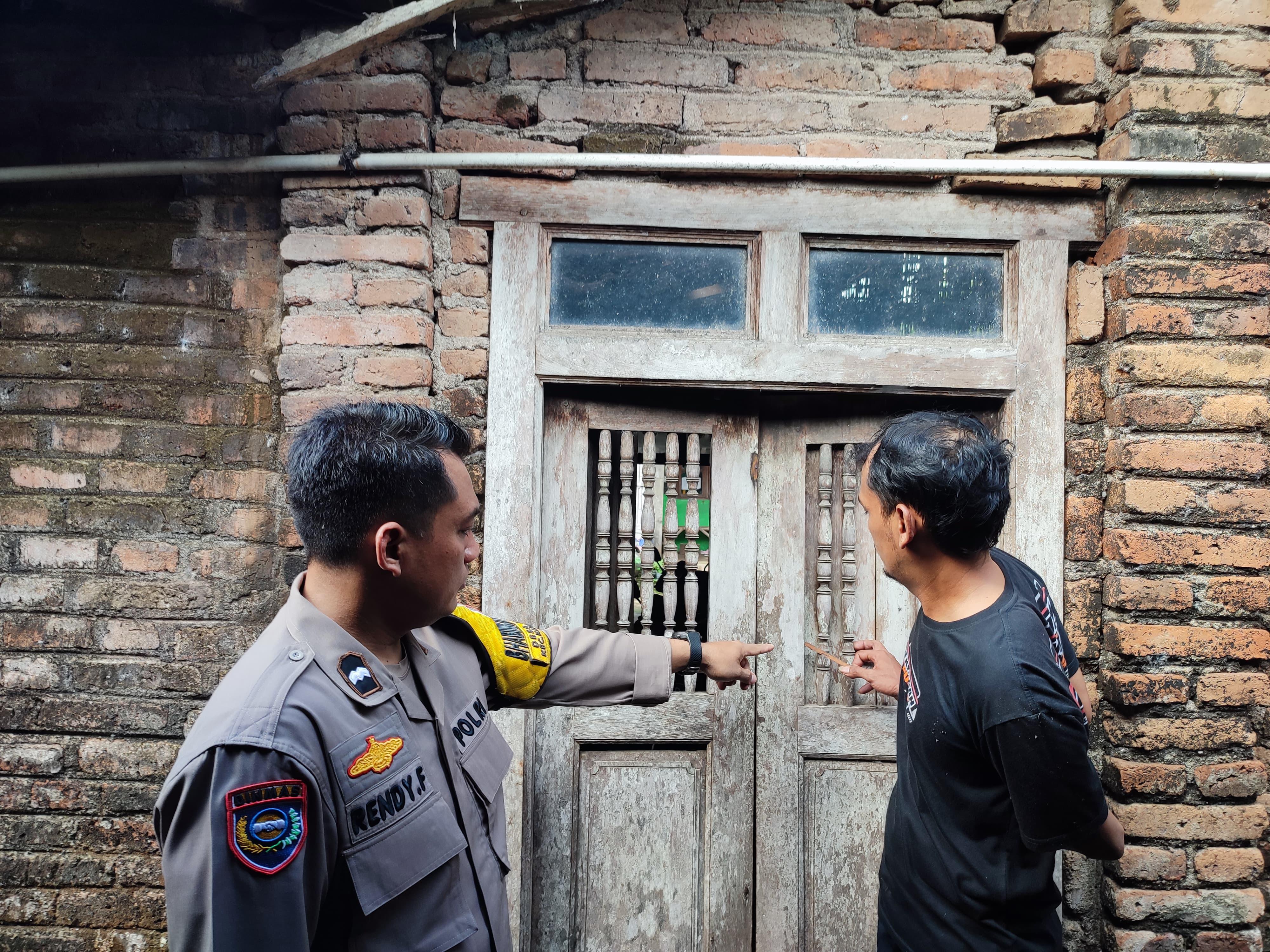 Jajaran Unit Reskrim Polsek Karanganom olah TKP pencurian emas di Desa Troso.