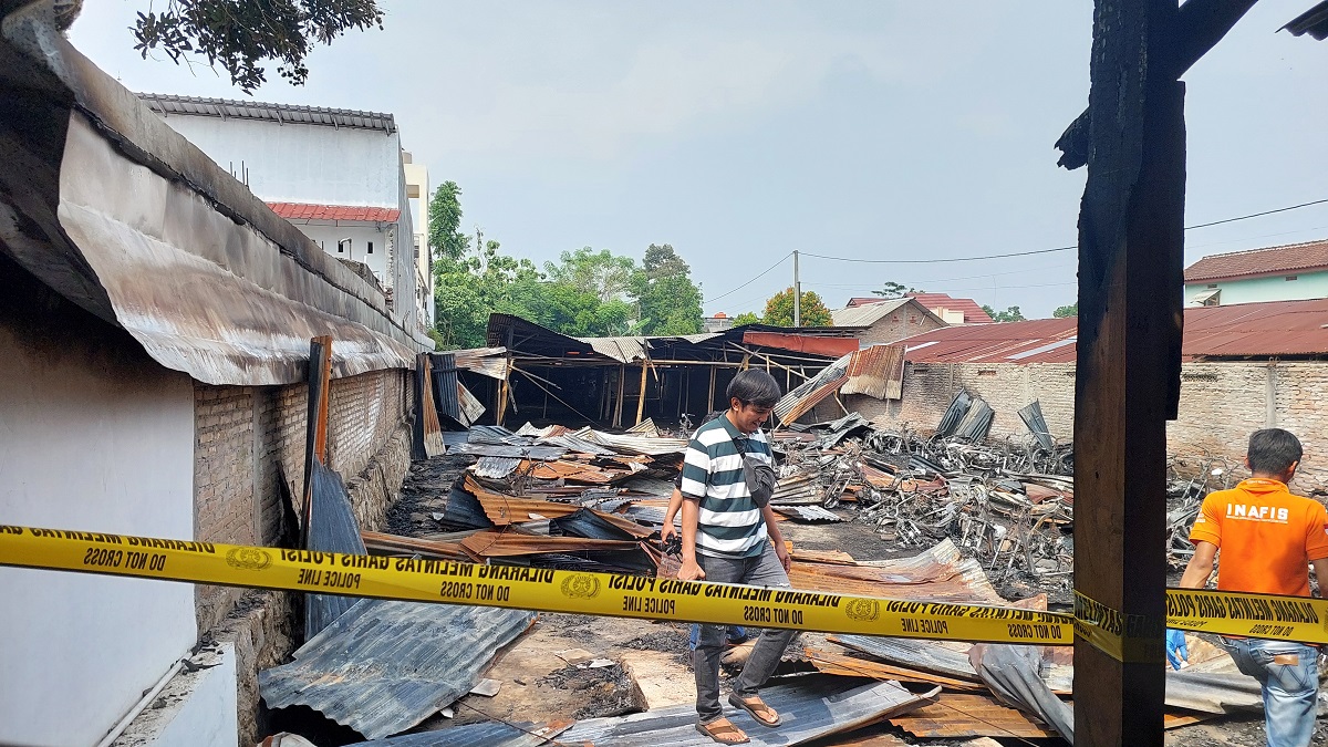Polisi olah TKP terbakarnya bangunan tempat penitipan sepeda motor di Dusun Logerit, Desa Butuh, Kecamatan Mojosongo, Boyolali belum lama ini.