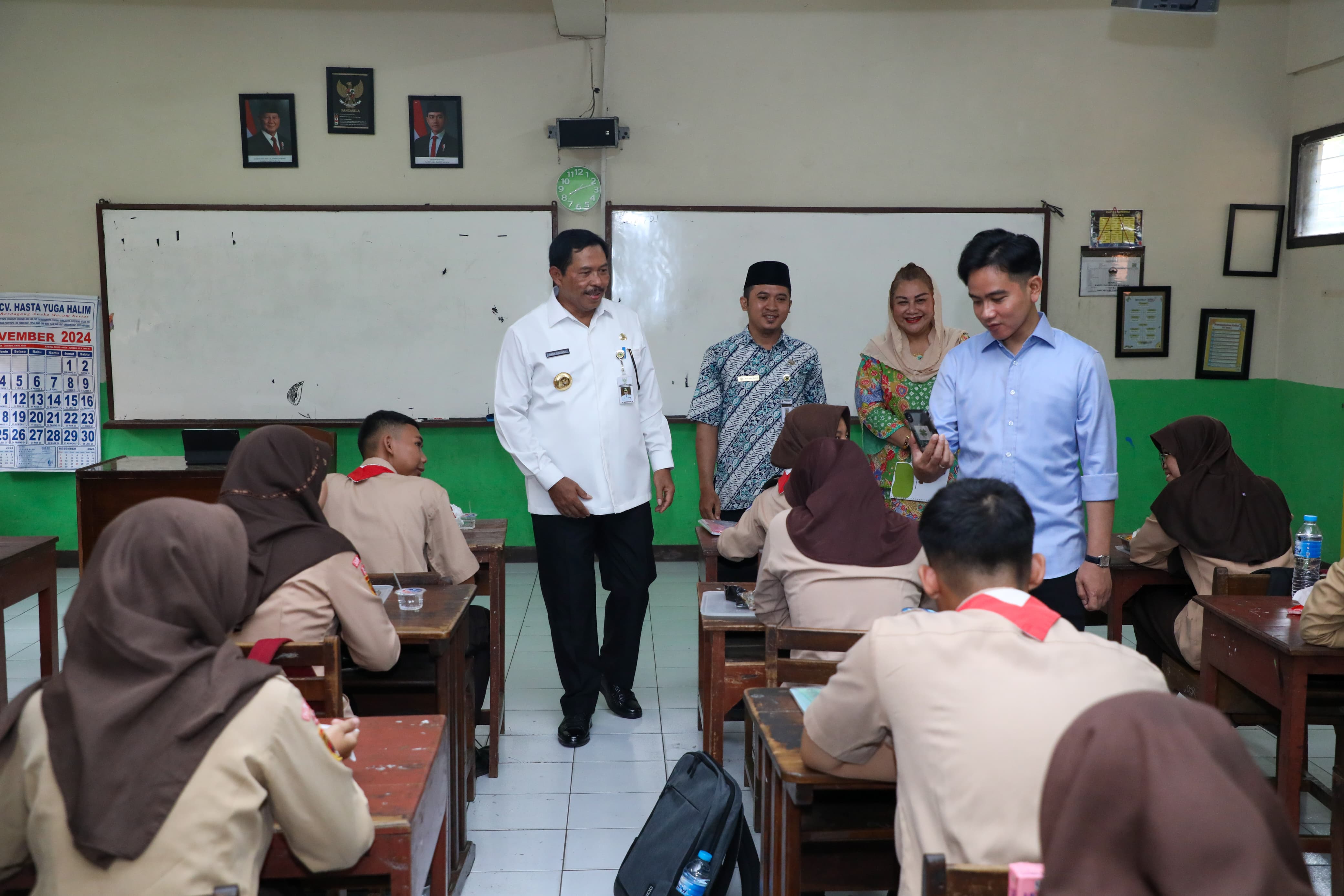Pj Gubernur Jateng Nana Sudjana (kiri) dampingi Wapres Gibran Rakabuming Raka mengecek uji coba program makan siang bergizi di SMKN 7 Semarang, Jumat (22/11/2024).