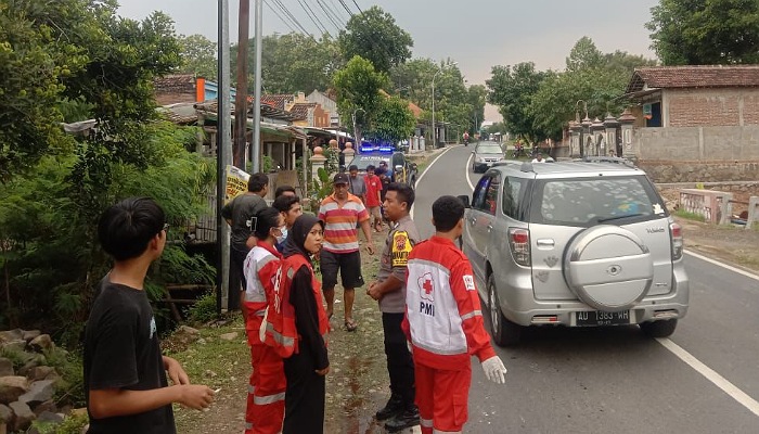 Pihak kepolisian dan PMI saat berada di lokasi kejadian kecelakaan maut Jalan Sragen-Balong, Desa Sidorejo, Kecamatan Sambirejo, Sragen, Sabtu (23/11).