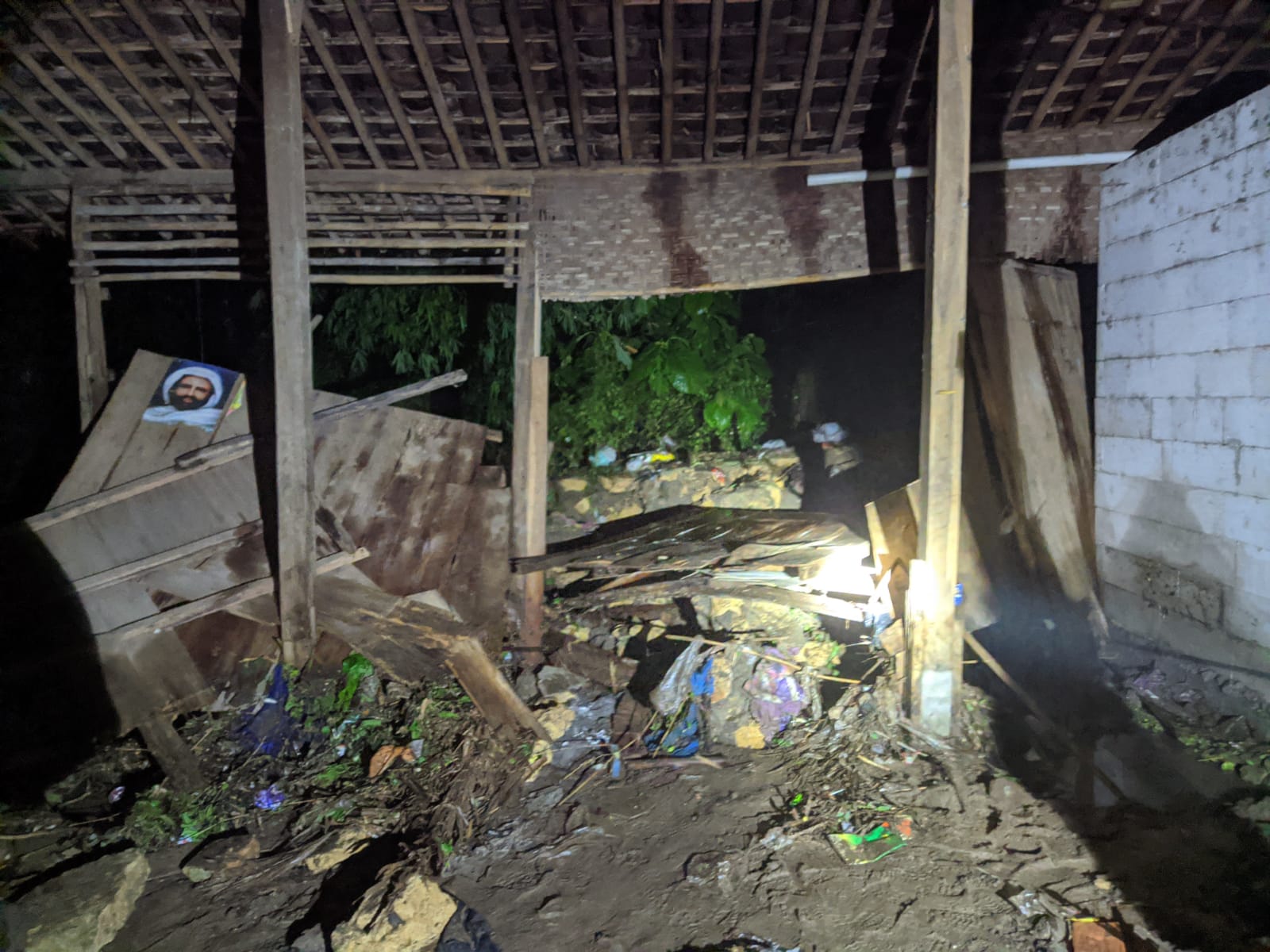 Kondisi rumah warga di Dusun Sidorejo, Desa Kalikobok, Kecamatan Tanon, Sragen yang terdampak longsor, Sabtu (23/11/2024).