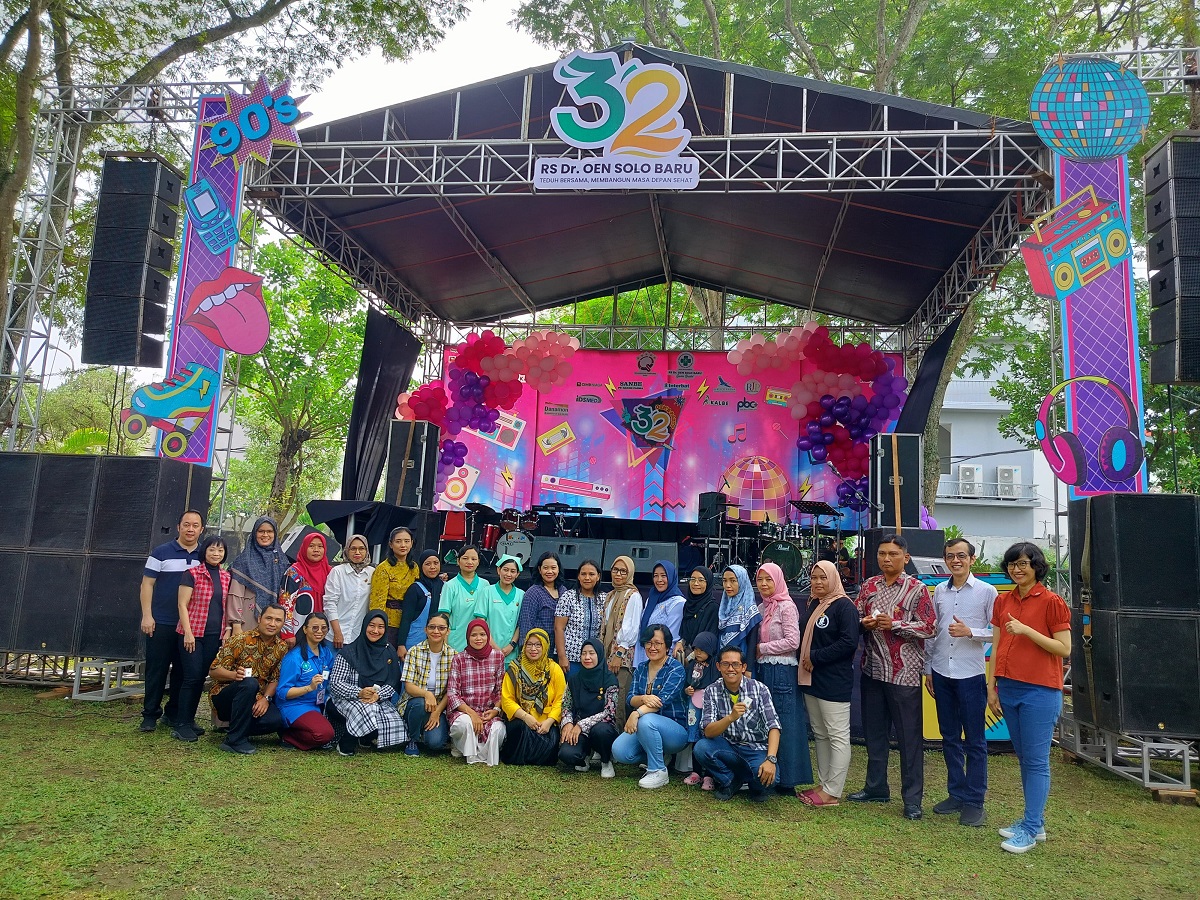 Jajaran direksi dan sivitas hospitalia RS Dr. Oen Solo Baru penerima pin emas atas dedikasinya selama 20 tahun mengabdi.