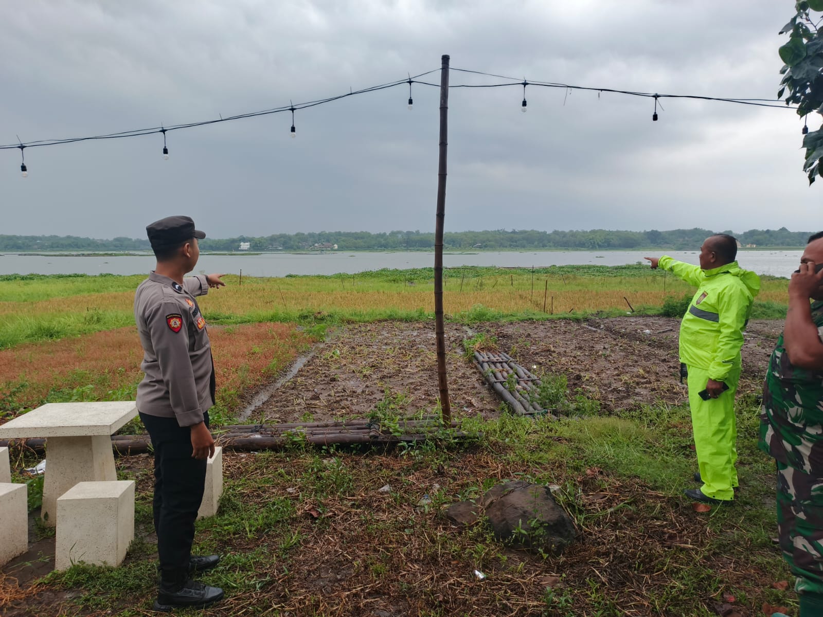Polres Boyolali menggelar olah TKP lokasi pemancing tewas tersambar petir di Waduk Cengklik, Ngemplak, Boyolali pada Minggu (24/11/2024). (Dokumentasi Polres Boyolali)