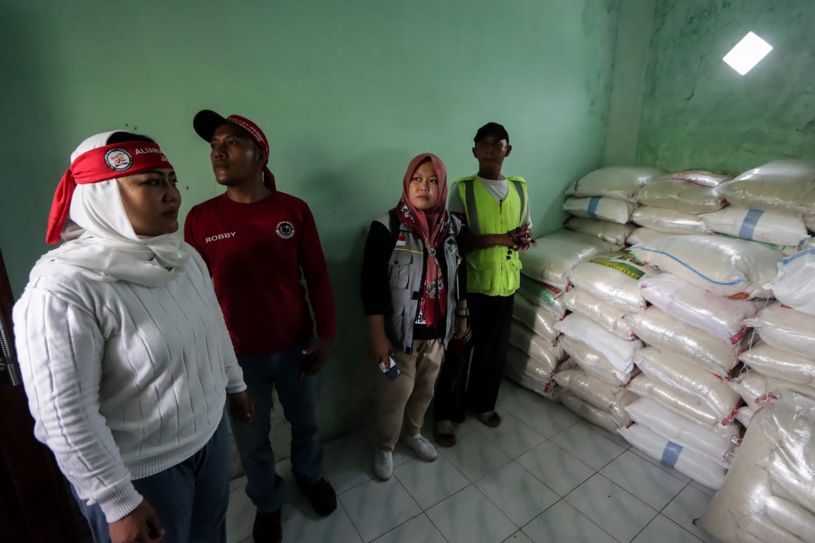 Ketua G-Nesia Diah Warih Anjari (kiri) cek indekos yang simpan tumpukan karung berisi beras di Banjarsari, Solo. Diduga, bahan pokok itu akan dibagikan ke warga dengan maksud tertentu.