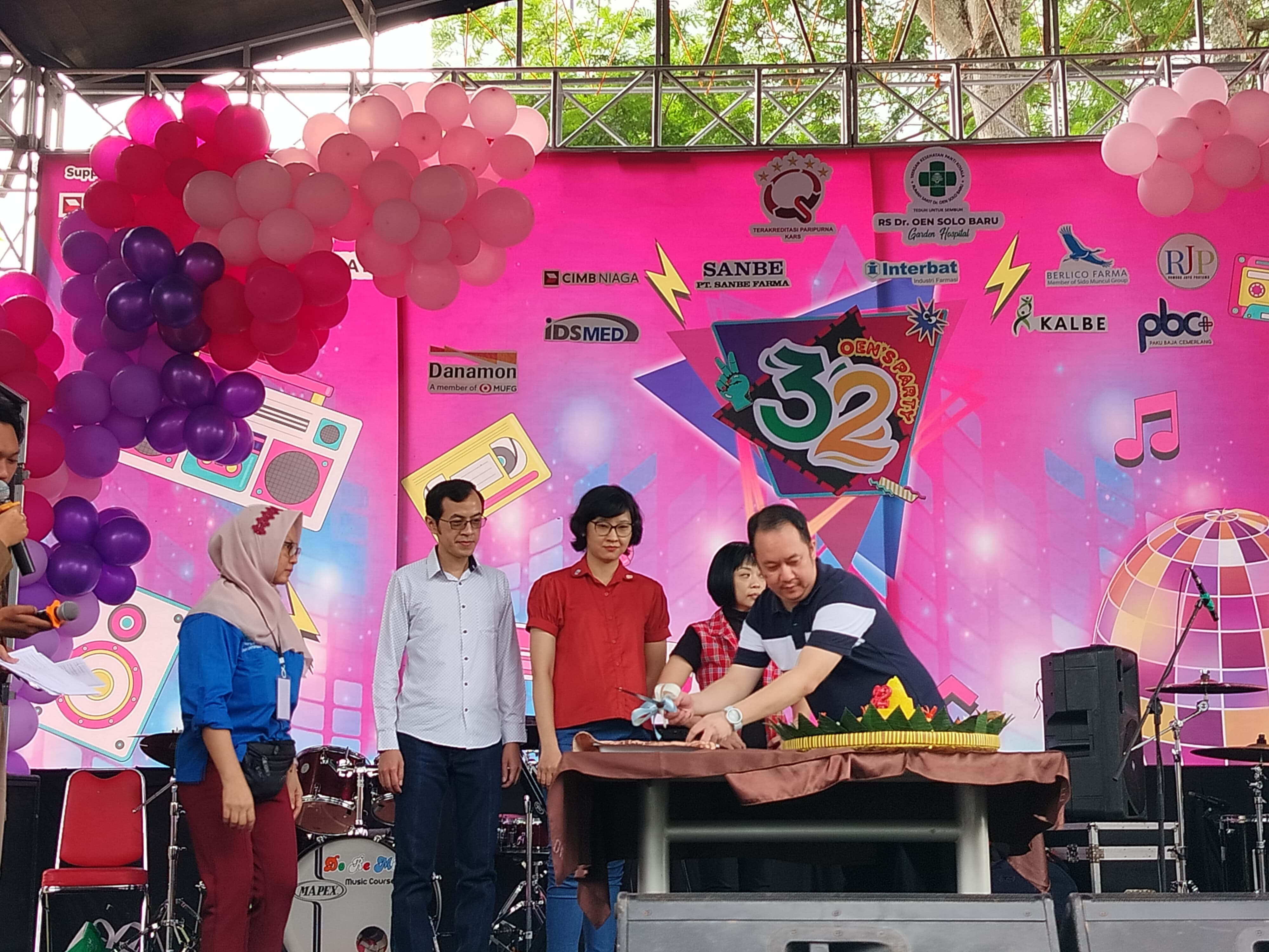 Direktur Utama RS Dr. Oen Solo Baru dr. Ivan Oetomo, MPH dan jajaran direksi memotong tumpeng simbolis HUT ke-32 RS Dr. Oen Solo Baru.