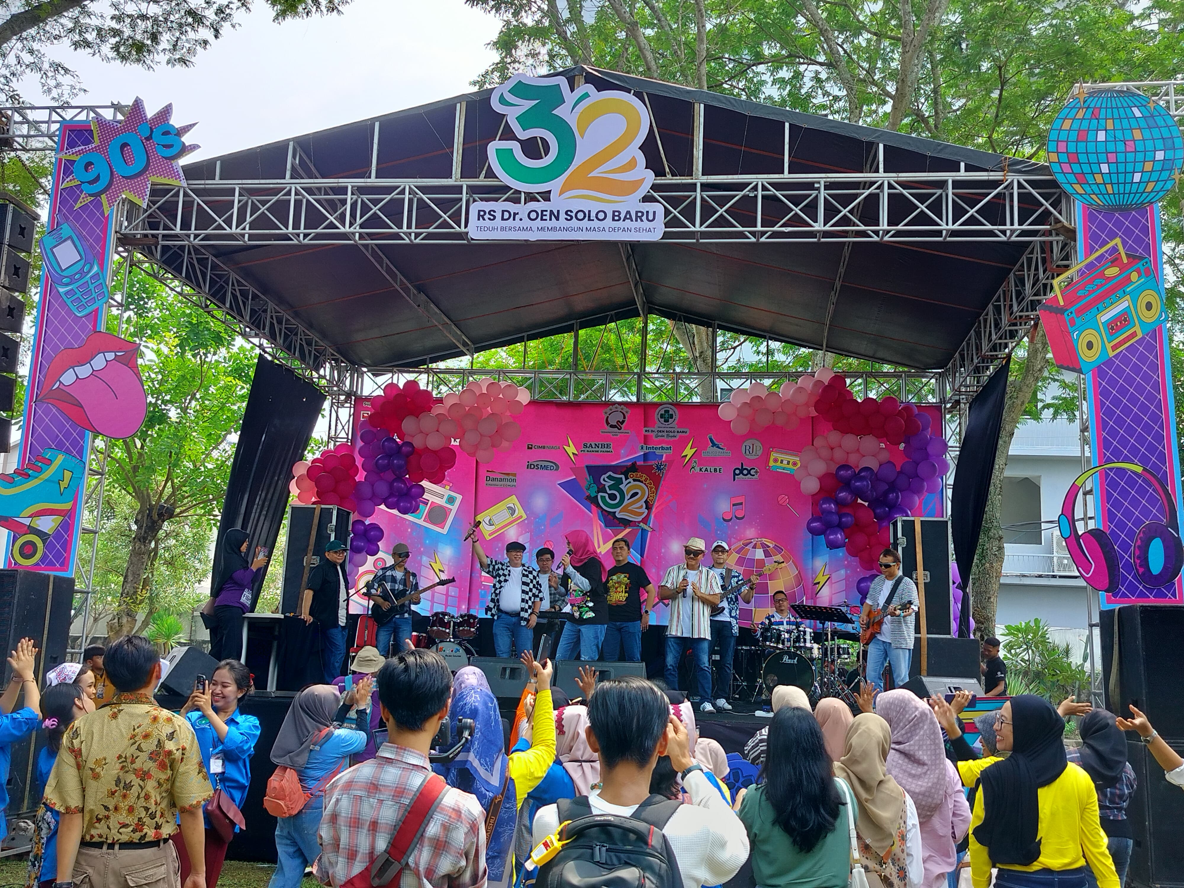 Panggung hiburan dengan penampilan energik dari The Solo Doctor Band dan Oh My Drop pada puncak perayaan HUT ke-32 RS Dr. Oen Solo Baru, Minggu (24/11/2024).