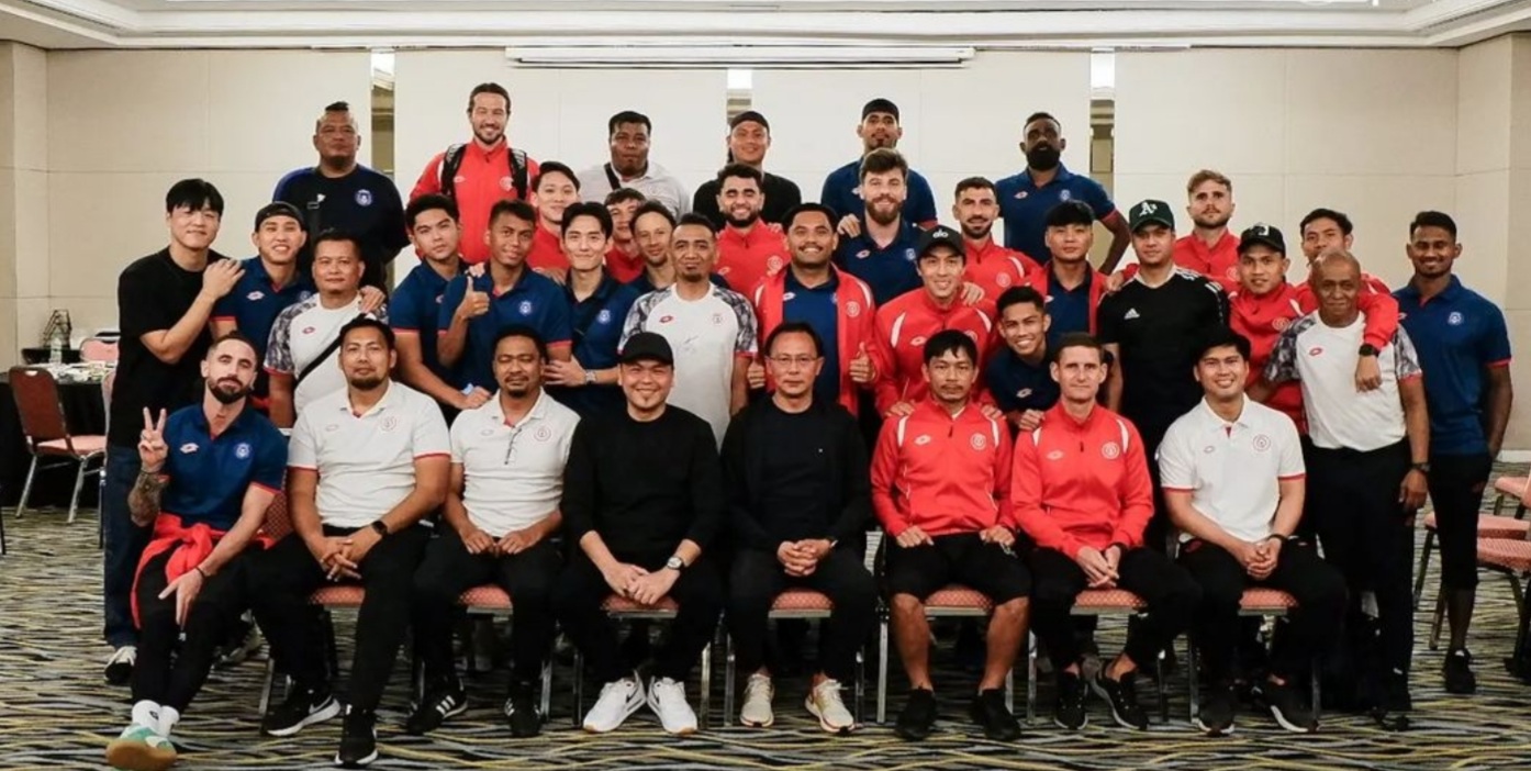 Ong Kim Sween(duduk depanlima dari kiri) bersama Saddil Ramdani (diatasnya) dan para pemain Sabah FC lainnya.