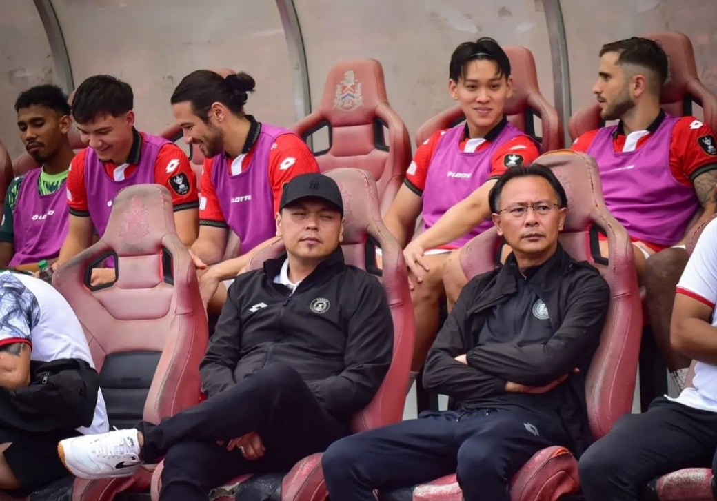 Ong Kim Swee (depan kanan) saat memimpin Sabah FC di Liga Malaysia.