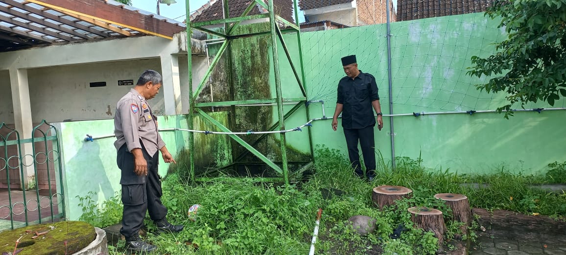 Polisi olah TKP lokasi siswa SD kesetrum di SMPN 1 Ngawen, Klaten, Minggu (24/11/2024). (Dokumentasi Polsubsektor Ngawen)