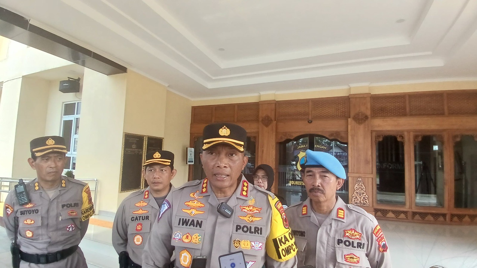 Kapolresta Solo Kombes Pol Iwan Saktiadi (dua dari kanan) beri keterangan kepada wartawan.