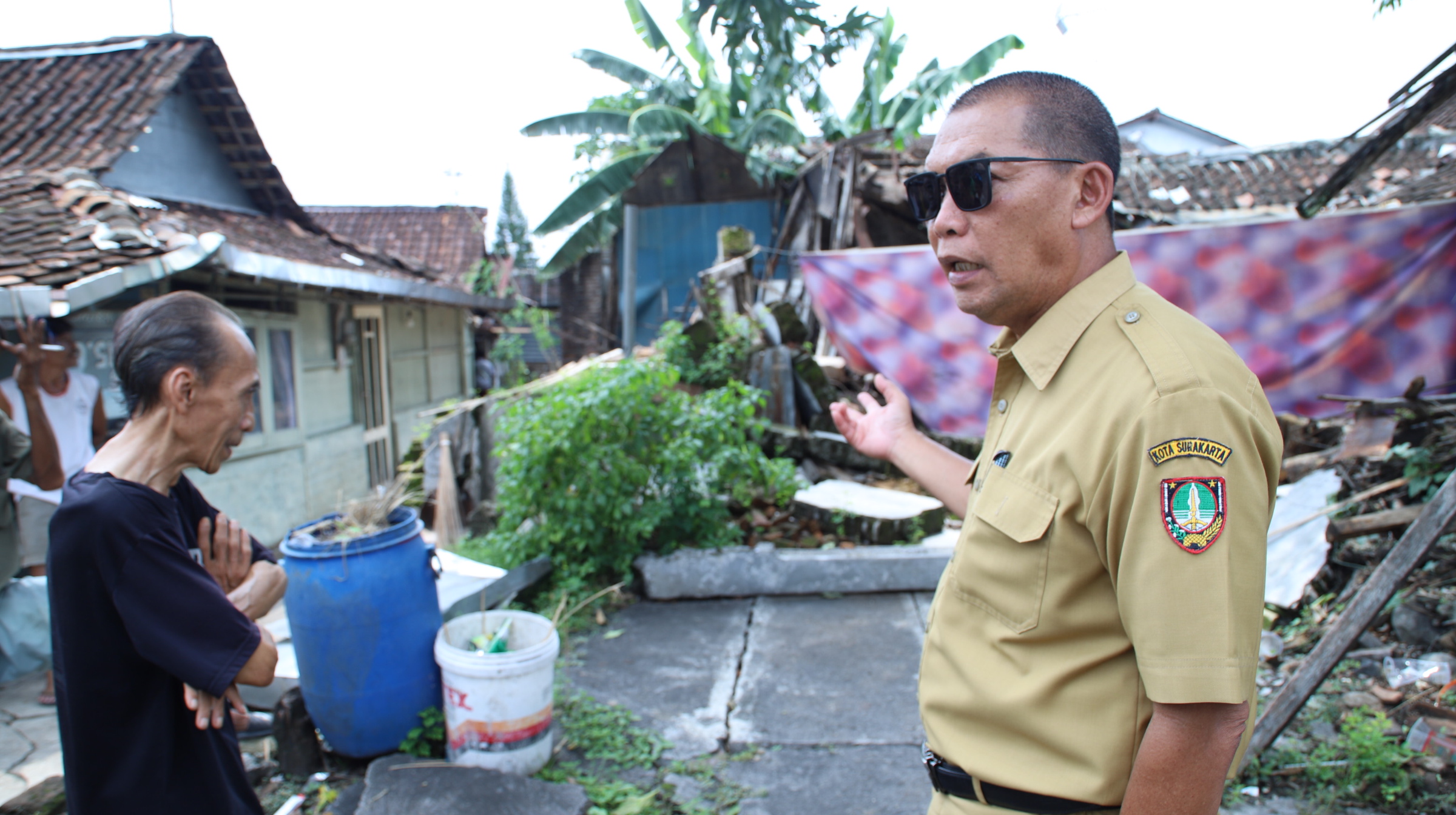 Usai cuti kampanye, Wali Kota Surakarta Teguh Prakosa langsung meninjau rumah rusak di Tegalharjo, Senin (25/11/2024).