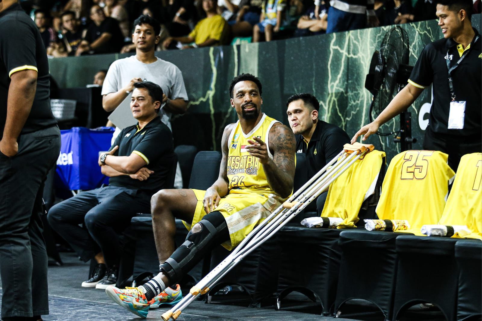 Roster andalan KBS Kentrell Barkley saat akan menerima penghargaan Most Valueable Player IBL 2025, Juli lalu.