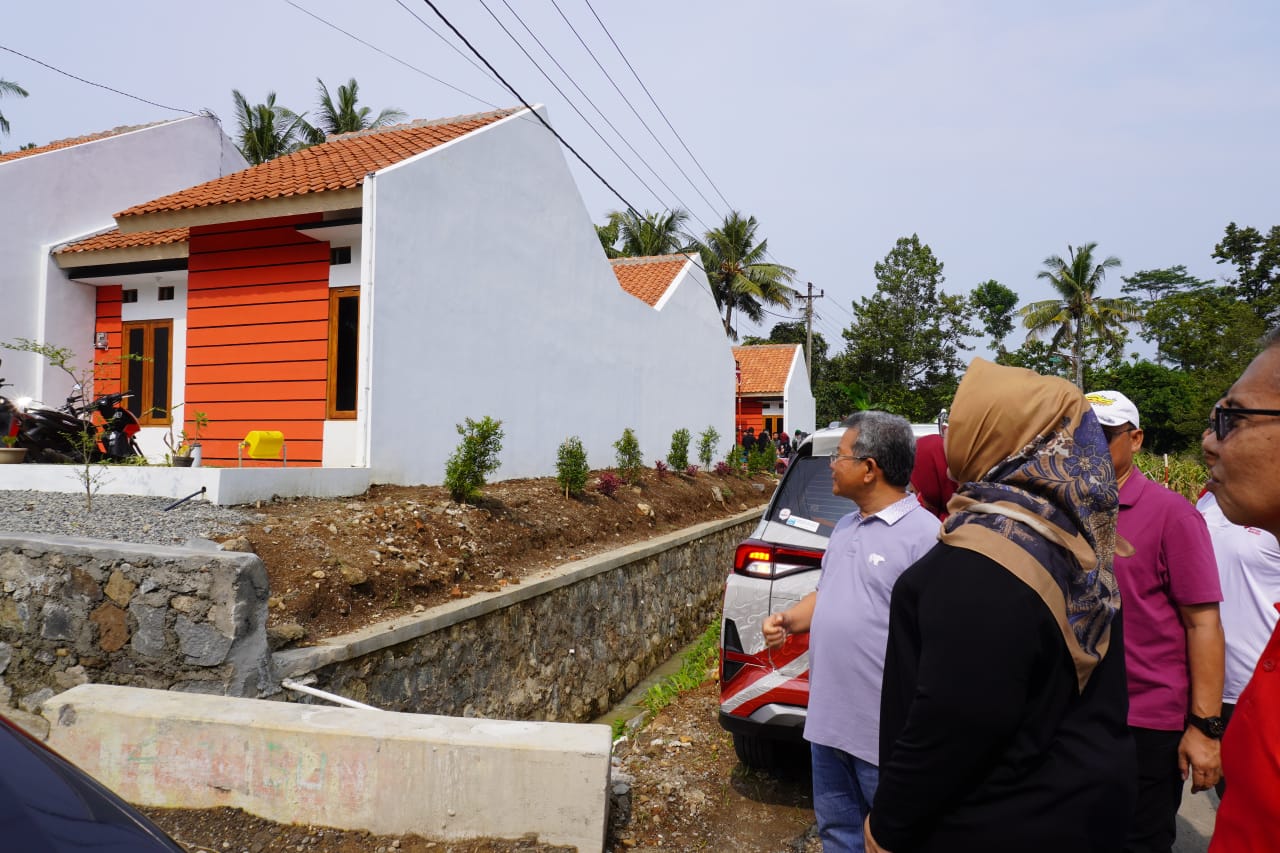 Rumah bagi sembilan warga Desa Jetis, Sambirejo, Sragen yang jadi korban longsor. Mereka menyewa rumah ini dengan nol rupiah. (Ahmad Khairudin/Radar Solo)