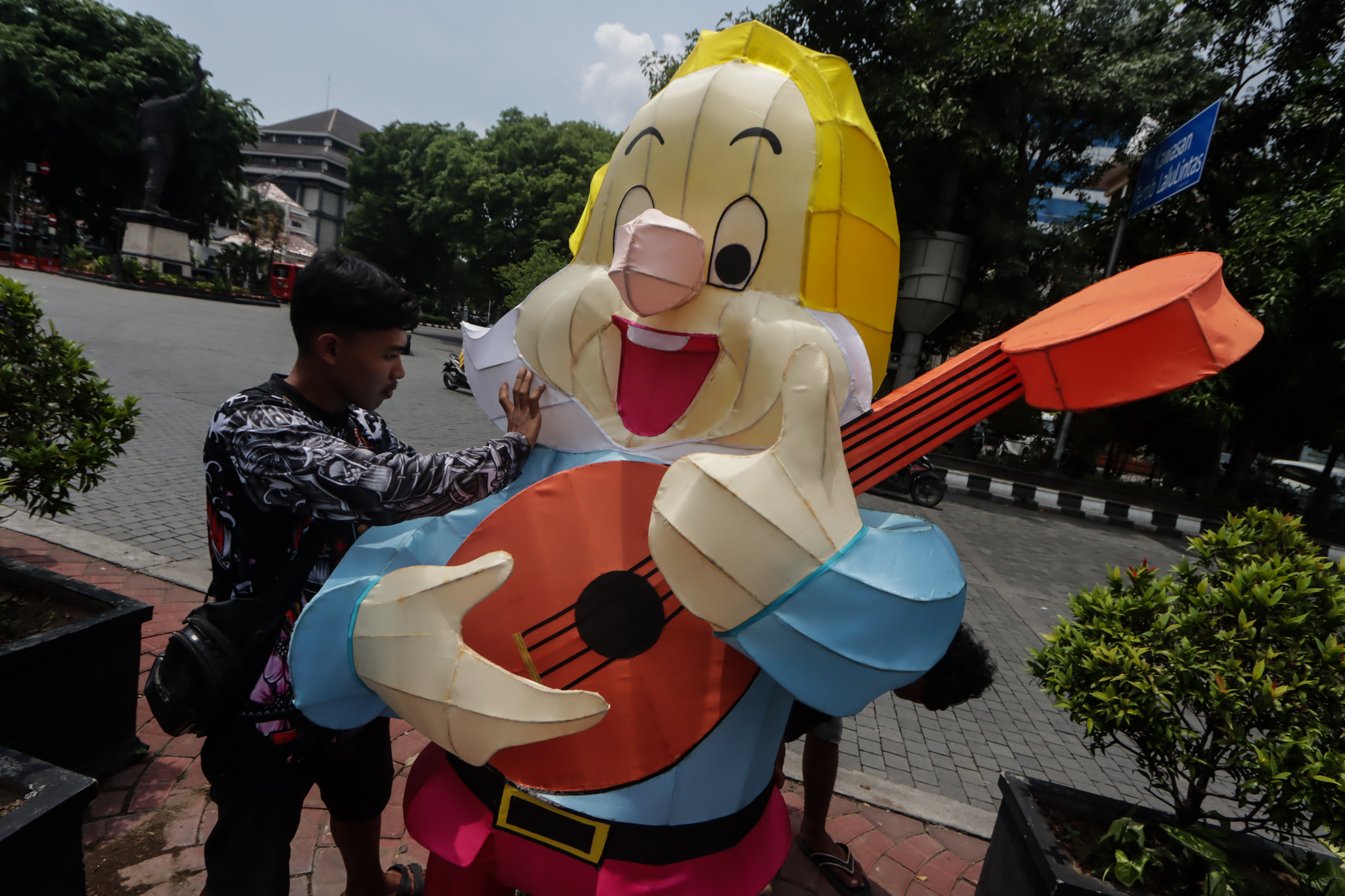 Pekerja tengah memasang lampion untuk menyambut momen hari Natal, yang dipasang di depan Balai Kota Solo