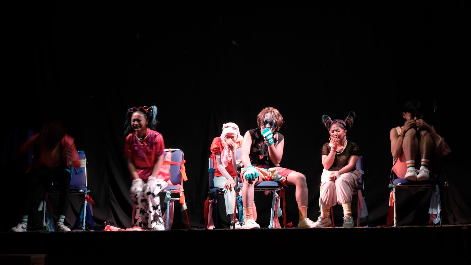 Mahasiswa Teater FSP ISI Solo mementaskan karya mereka di Universitas Pakuan Bogor, Sabtu (23/11).