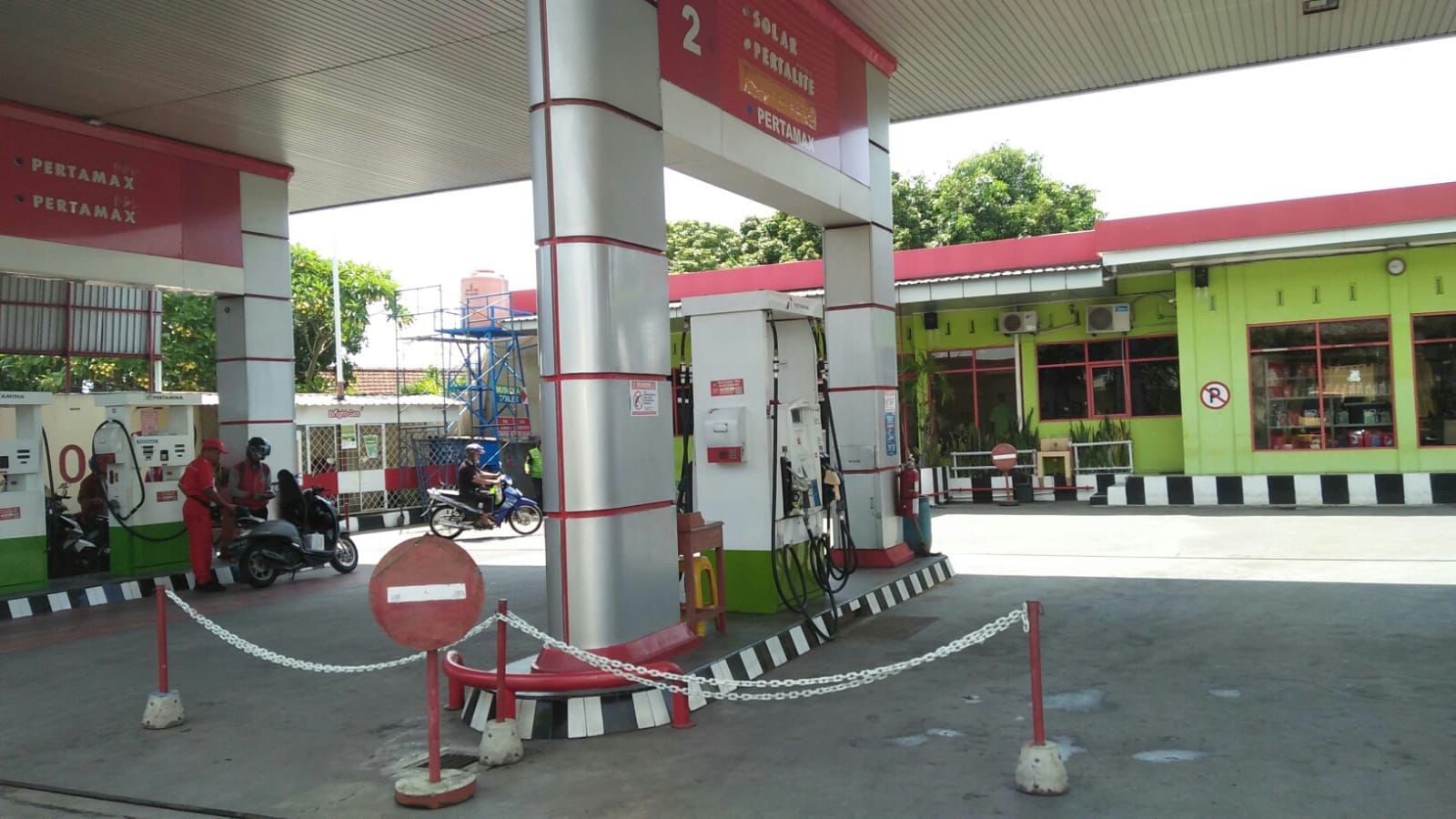SPBU 4457305 Sunggingan, Boyolali yang disanksi Pertamina karena layani pembelian BBM 2 mobil boks dengan nopol sama secara bersamaan.