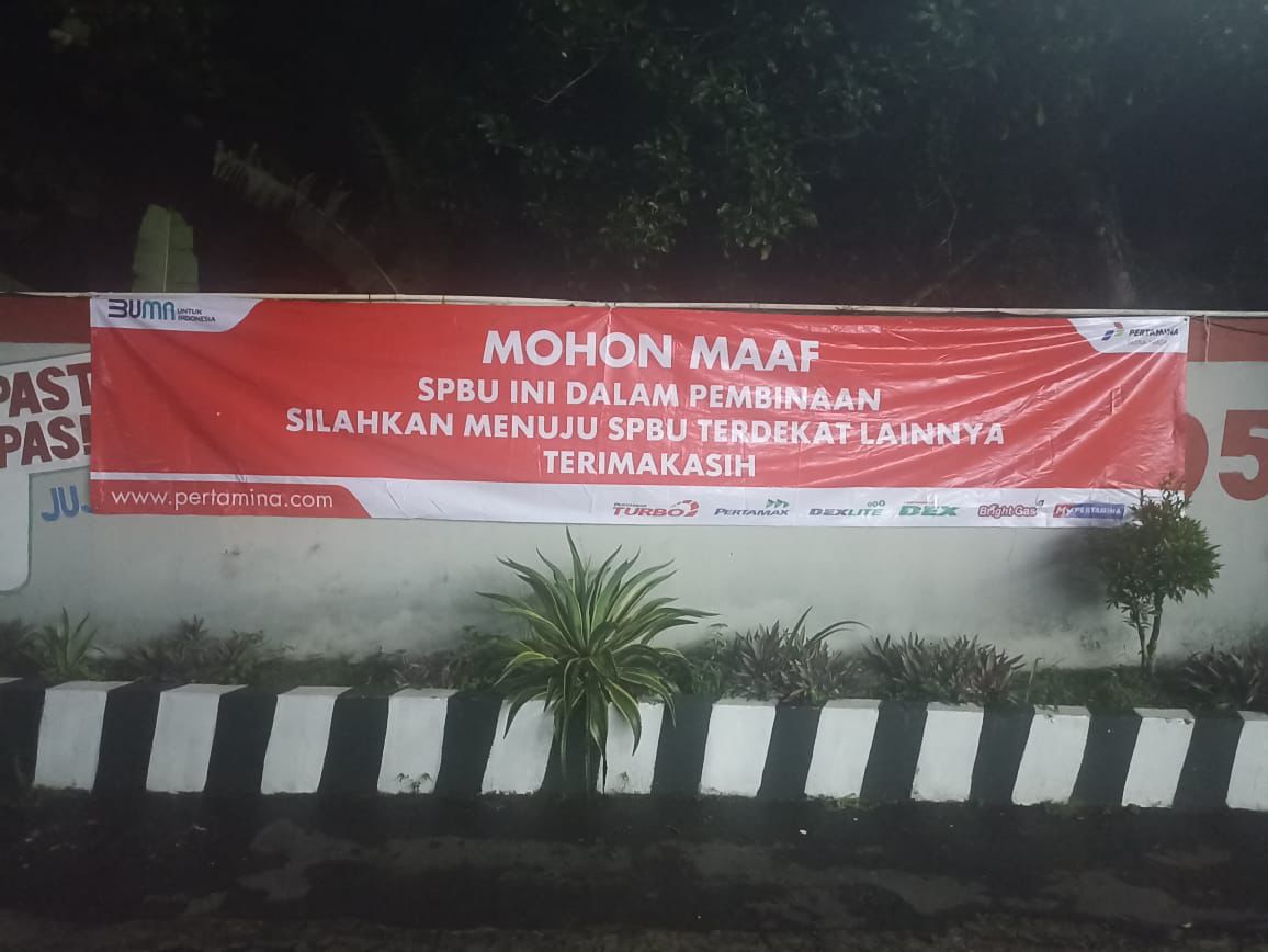 Pertamina juga memasang spanduk berisikan informasi SPBU bersangkutan masih dalam masa pembinaan.