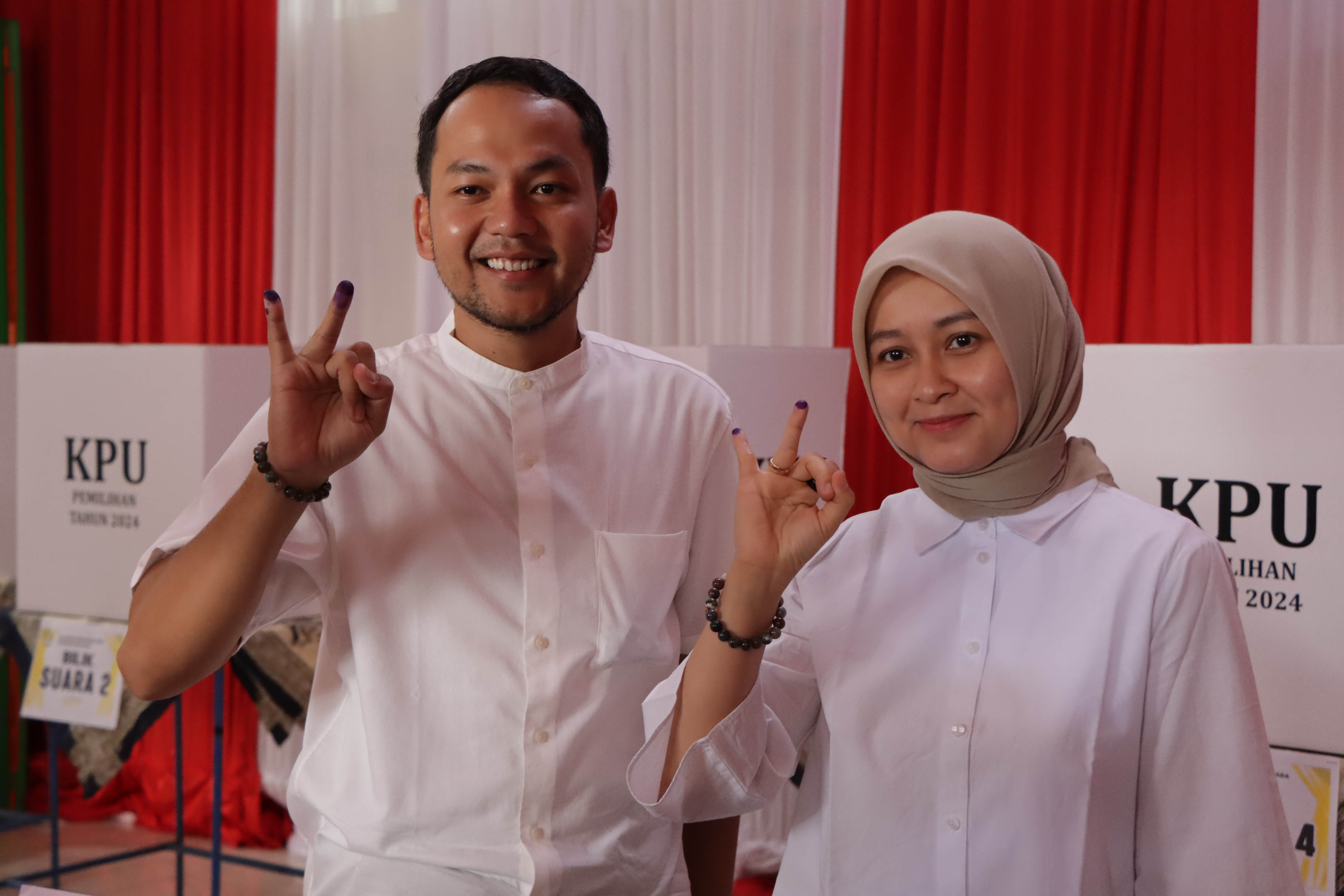 Cawali nomor 02 Respati Ardi bersama istri usai menggunakan hak pilihnya di TPS 08 Bumi, Laweyan, Rabu (27/11). (Arief Budiman/Radar Solo)