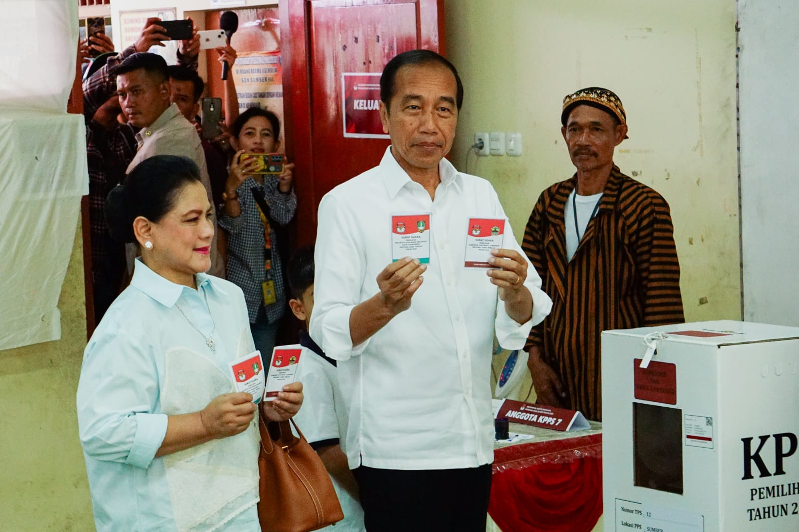 Presiden RI Ke-7 Joko Widodo memberikan hak pilihnya di Pilkada.