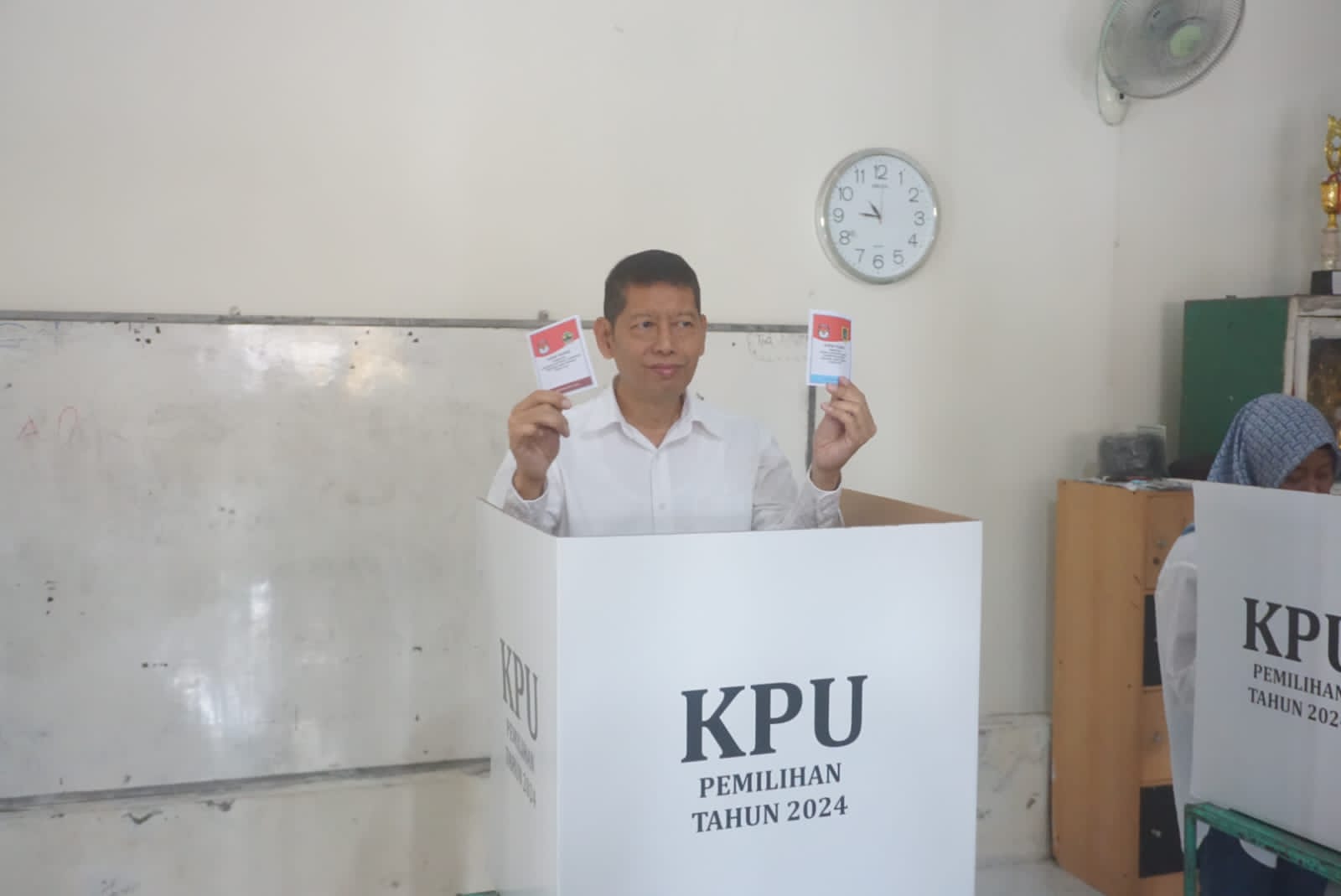 Calon Bupati Klaten nomor urut 2 Herry Wibowo saat mencoblos di TPS 03 di Dusun Metuk Kidul, Desa Tegalyoso, Kecamatan Klaten Selatan. (Angga Purenda/Radar Solo)