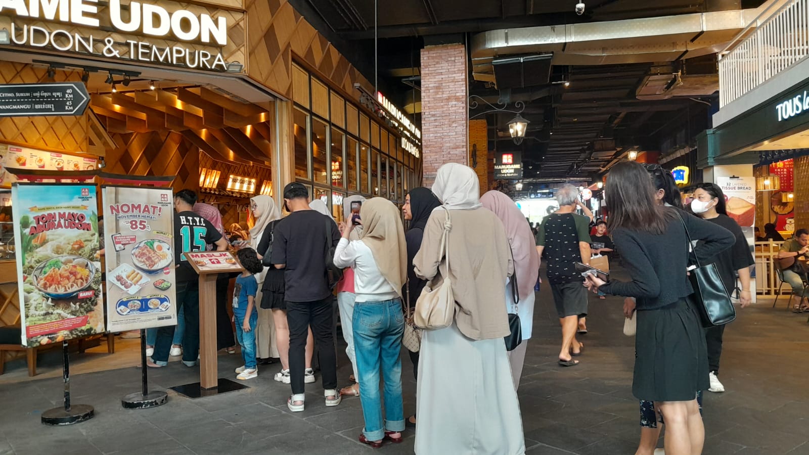 Suasana di sebuah mal di Kota Solo.