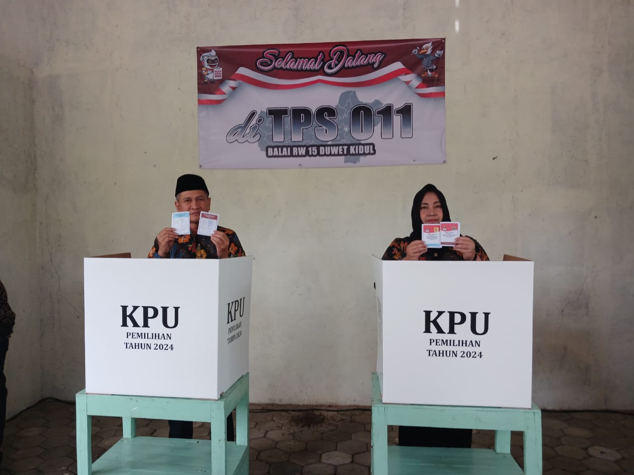 Calon Bupati Wonogiri Setyo Sukarno, menggunakan hak pilihnya di TPS 11 Desa/Kecamatan Baturetno, Rabu (27/11/2024).