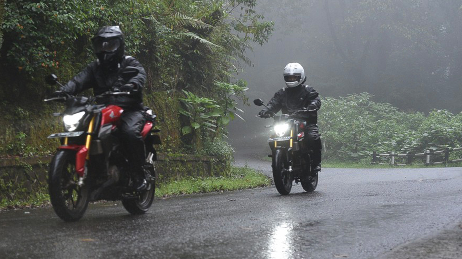 Teknologi modern pada sepeda motor hadir guna meningkatkan keselamatan dan kenyamanan berkendara di tengah kondisi cuaca yang sulit.