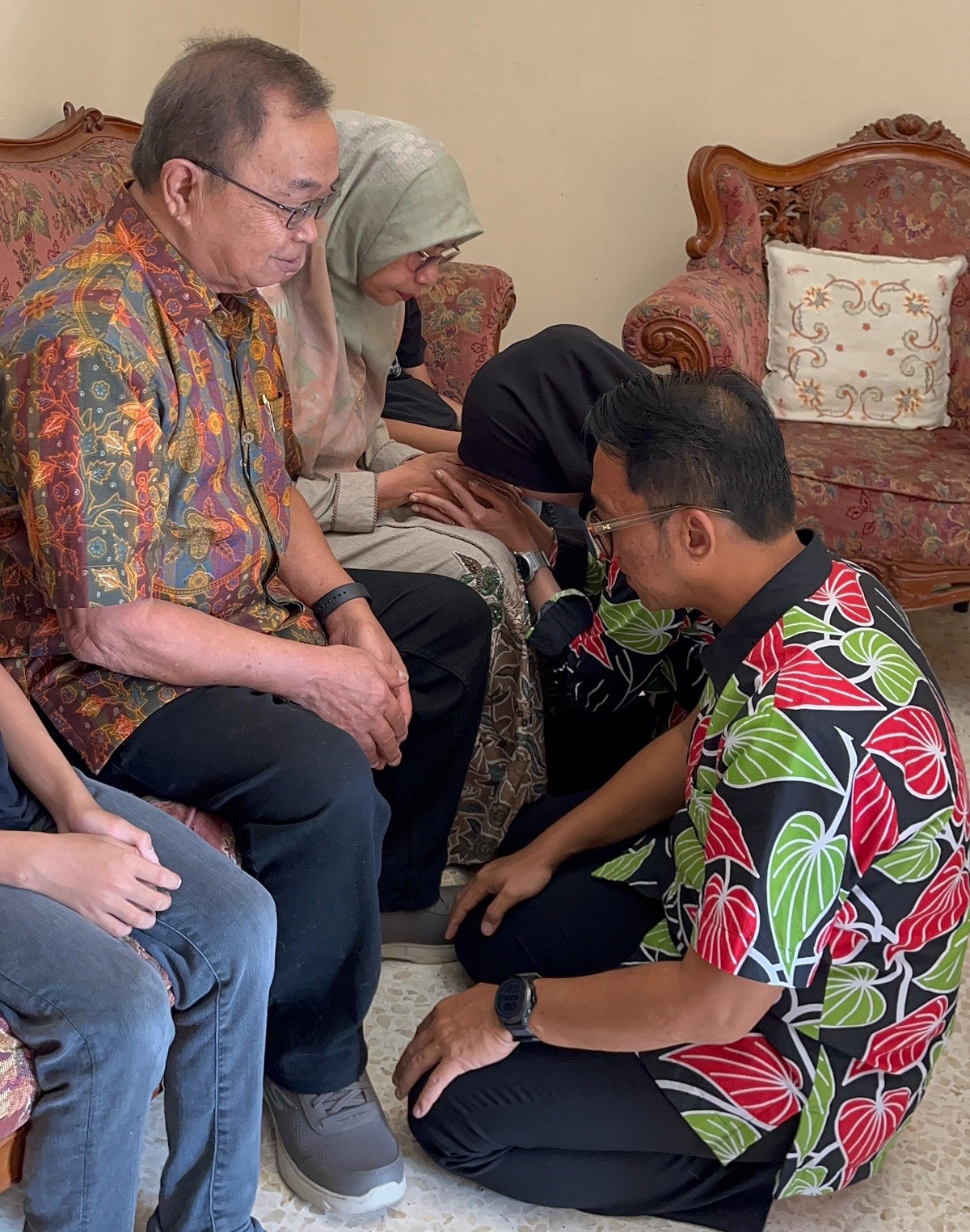 Calon Wakil Walikota Solo Bambang Gage Nugroho sungkem ke mertuanya di Pondok Pesantren Assalaam, Kartasura, Sukoharjo, Rabu (27/11/2024).