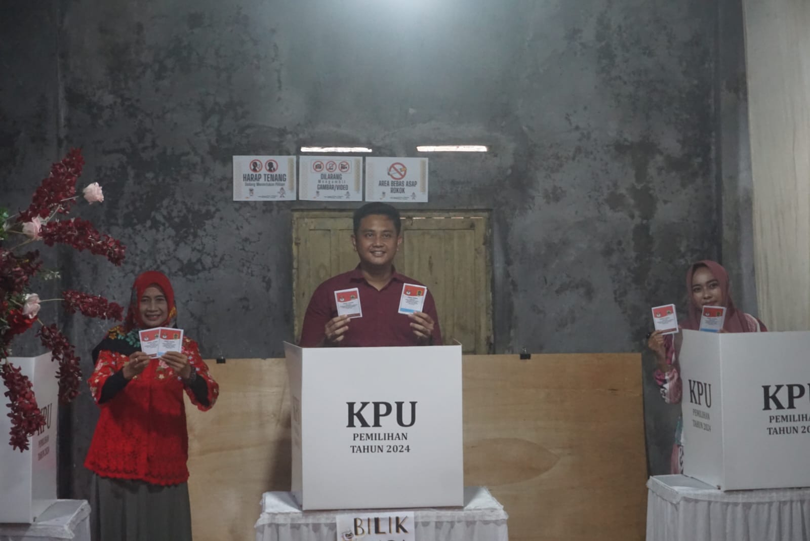 Cabup Klaten Hamenang Wajar Ismoyo menggunakan hak pilihnya di TPS 02 di Dusun Gesing, Desa Jatipuro, Kecamatan Trucuk, Rabu (27/11/2024).
