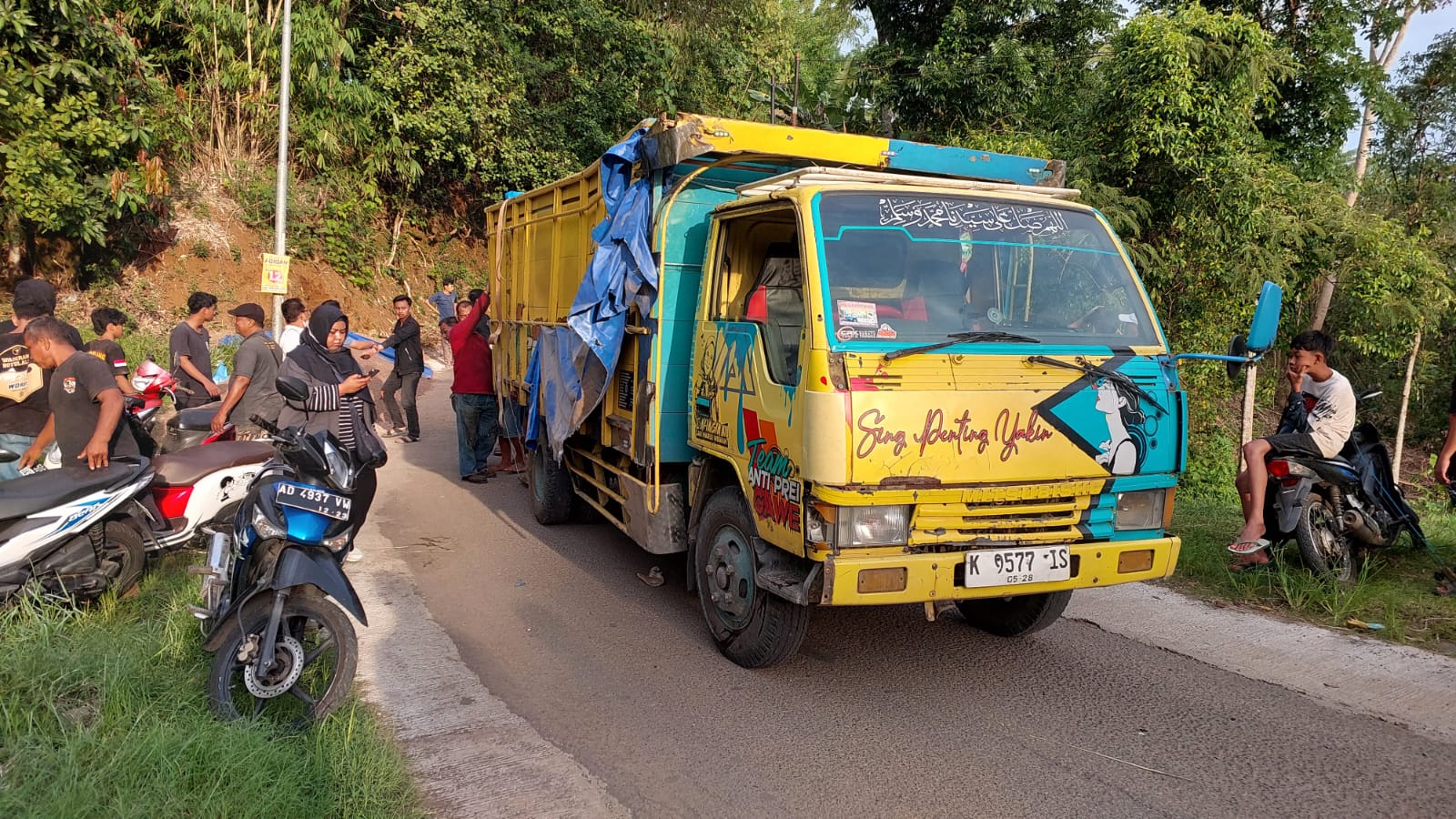 Truk nopol K 9577 IS yang terguling dan menimpa Kaur Desa Krasak saat melintas di Jalan Desa Krasak, Kecamatan Teras, Rabu (27/11/2024).