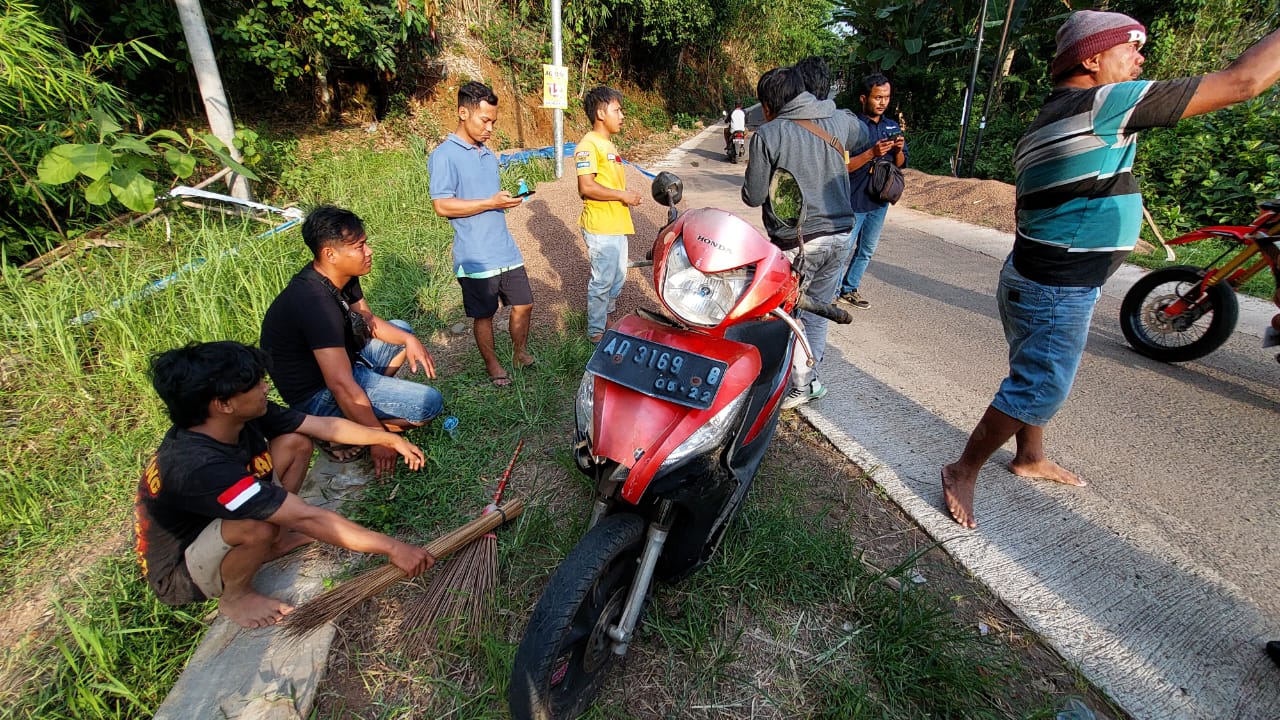 Kondisi sepeda motor Kaur Kesra Desa Krasak Maryono yang tertimpa truk. Saat kejadian, Maryono memboncengkan istri dan 2 anaknya, Rabu (27/11/2024).