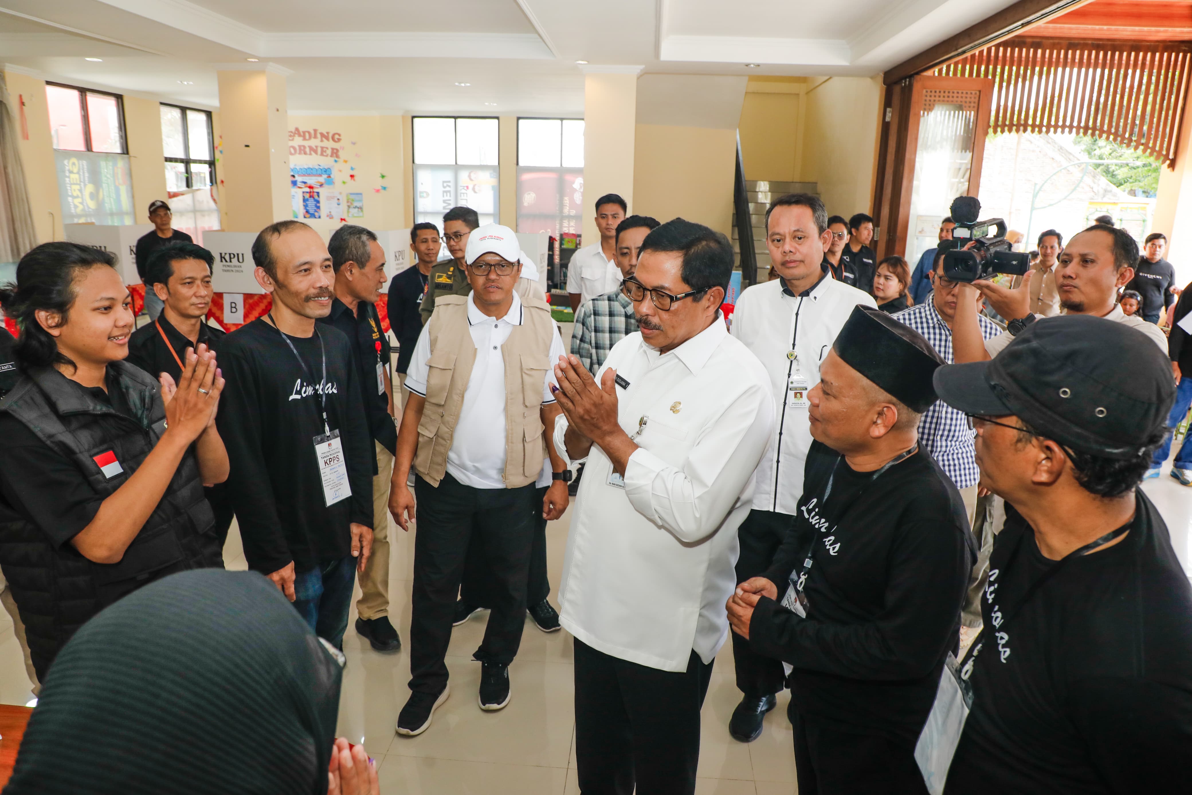 PJ Gubernur Jateng Nana Sudjana pantau sejumlah TPS di Kota Solo, Rabu (27/11/2024). Pelaksanaan Pilkada Solo berjalan lancar.