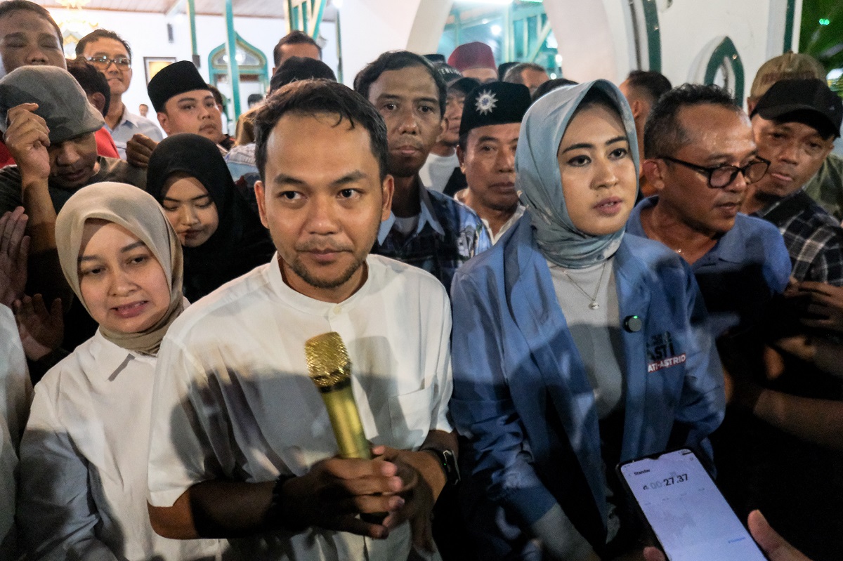 Calon Walikota-Wakil Walikota Solo Respati Ardi-Astrid Widayani beri keterangan pers usai Sholat Magrib di Masjid Al Wustho, Solo, Rabu (27/11/2024).