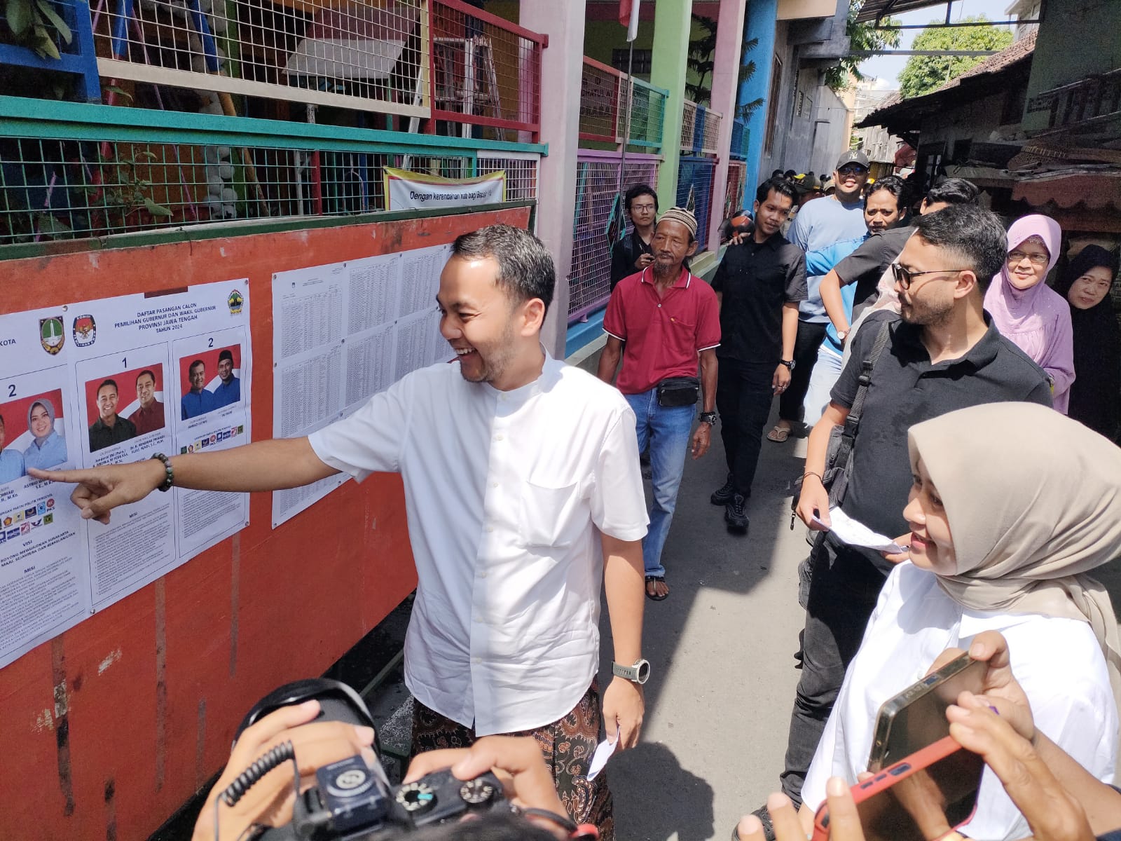 Calon Walikota Solo Respati Ardi menunjuk gambar dirinya di sela-sela nyoblos di di TPS 08 Kelurahan Bumi, Kecamatan Laweyan, Rabu (27/11/2024).