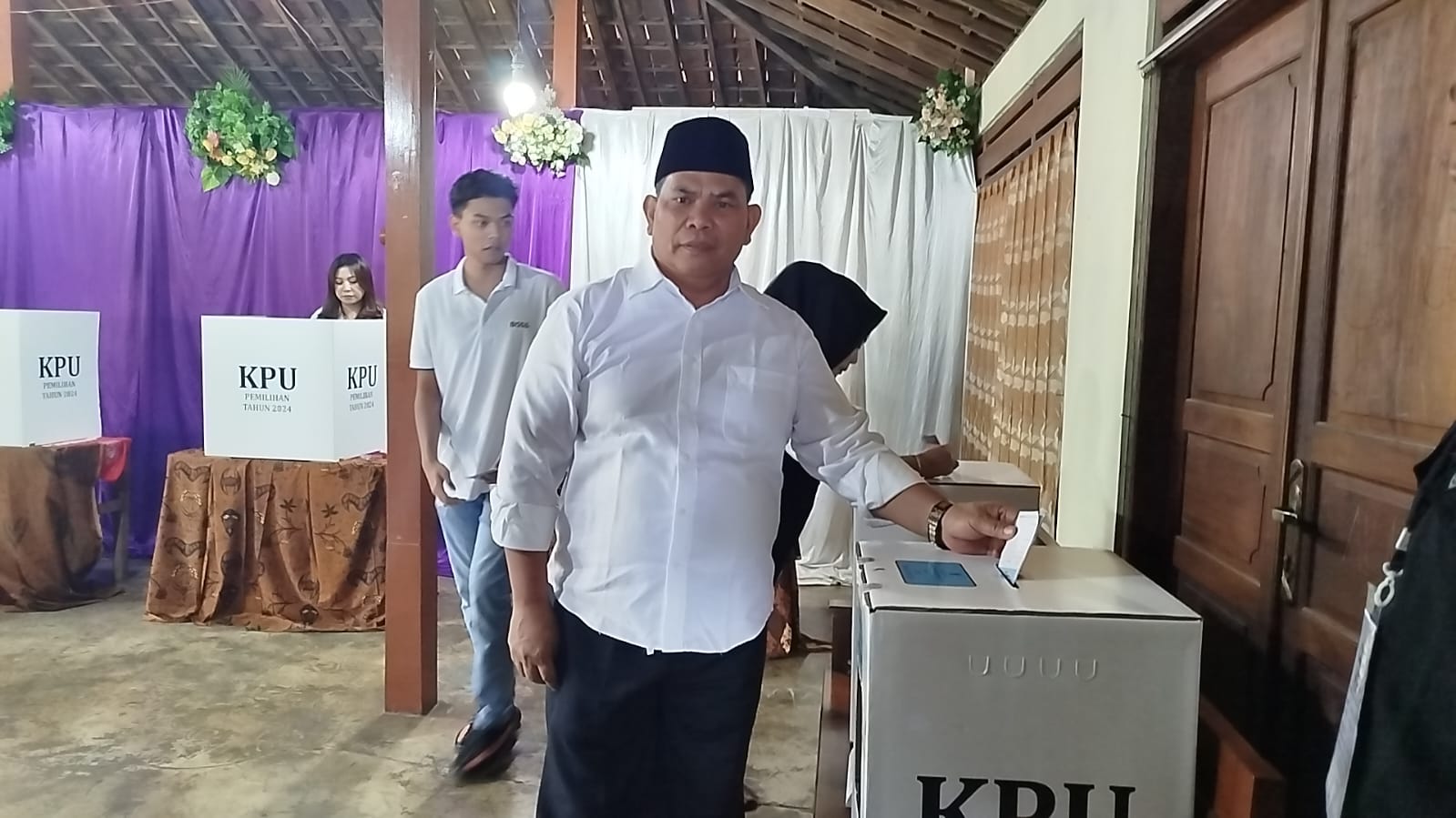 Calon Bupati (Cabup) Wonogiri Tarso menggunakan hak pilihnya di TPS 03 Desa Geneng, Kecamatan Bulukerto, Wonogiri, Rabu (27/11/2024).