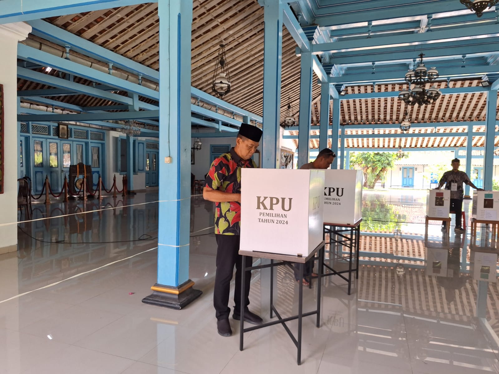 Calon Walikota Solo Teguh Prakosa nyoblos di TPS 10 Baluwarti, Solo Rabu (27/11/2024).