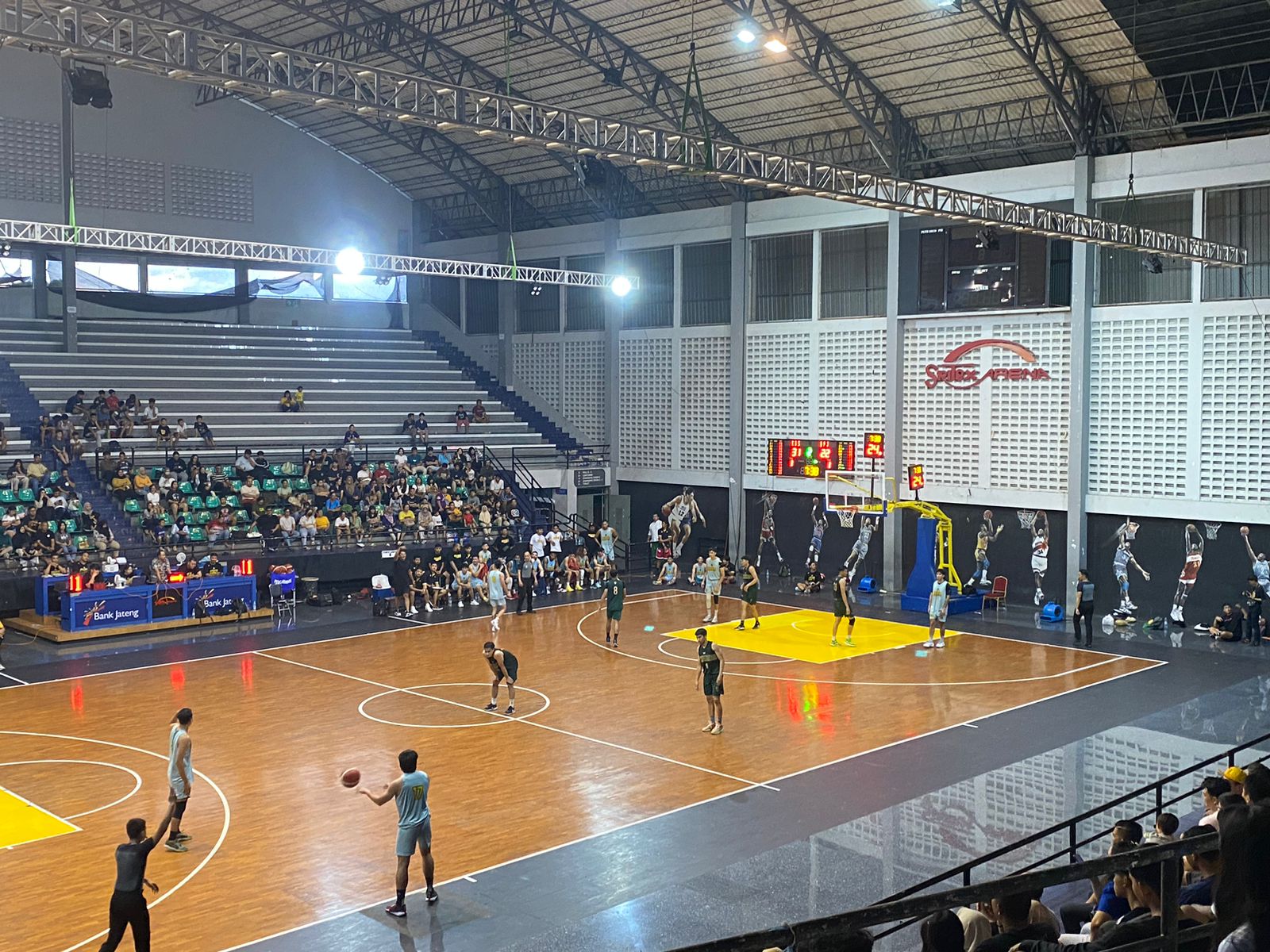 Laga uji coba antara Kesatria Bengawan Solo melawan Bima Perkasa Jogja di Sritex Arena, Rabu (27/11/2024).