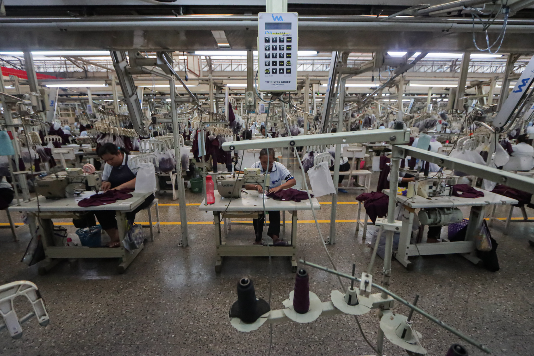 Pekerja PT Sritex tengah menyelesaikan produknya, belum lama ini.