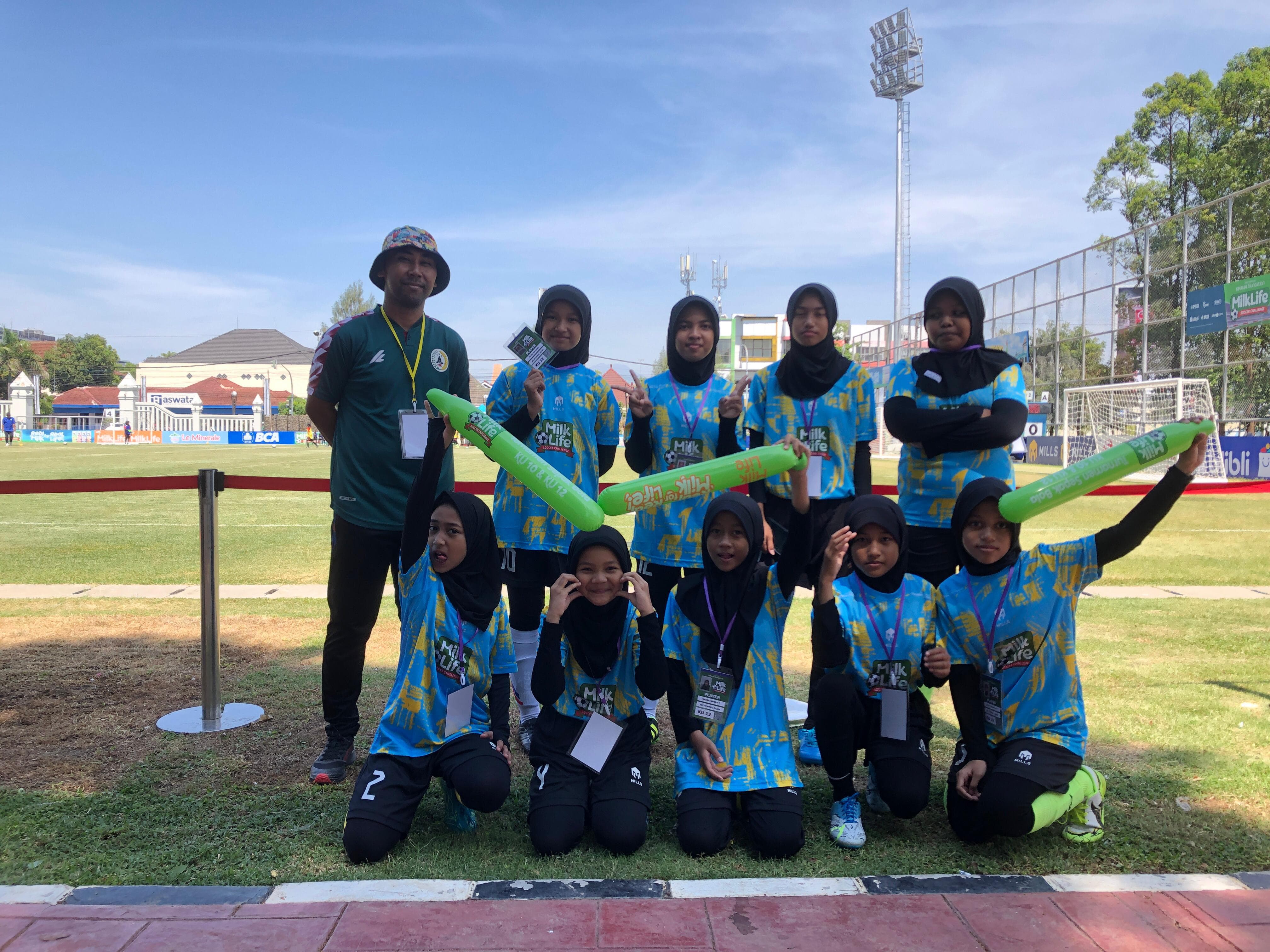 Skuad futsal putri SD Ta